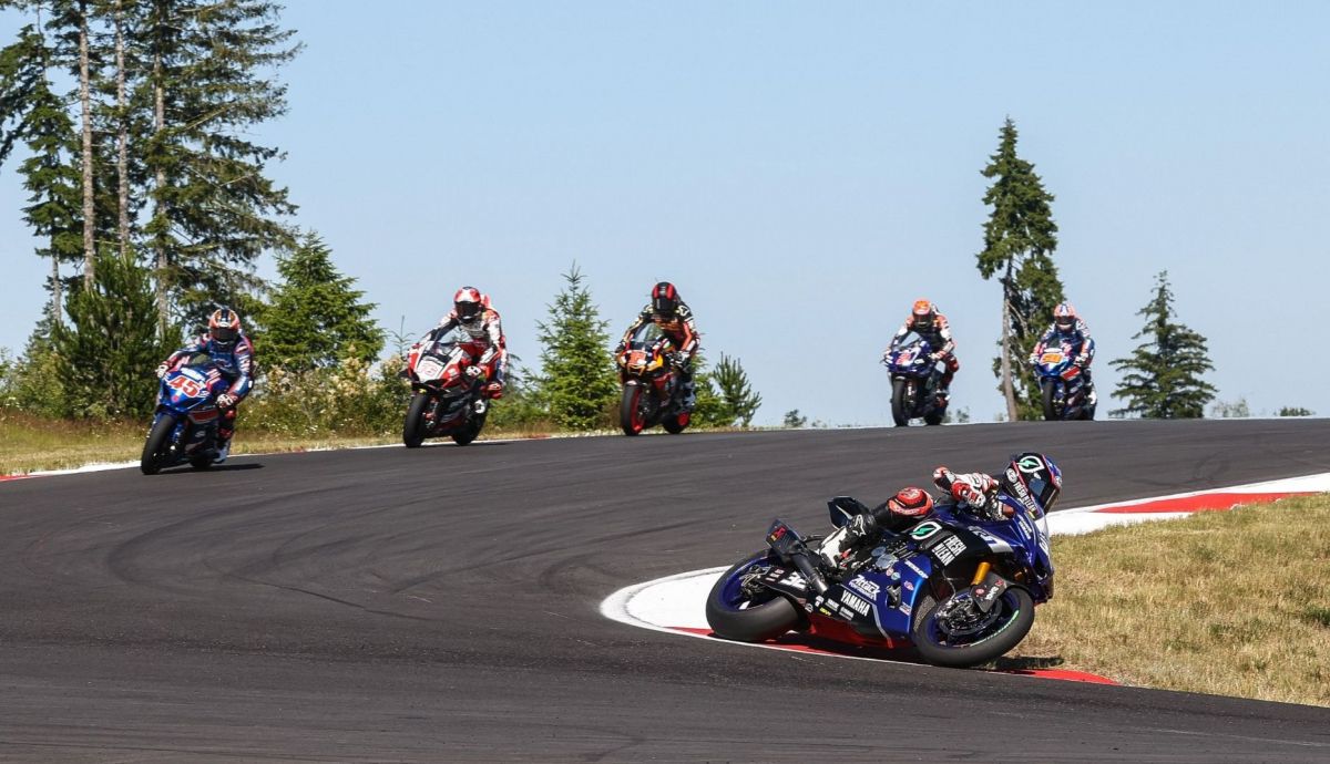 Jake Gagne se escapa de Cameron Petersen, Loris Baz, Mathew Scholtz, Josh Herrin y Bobby Fong Jake Gagne se escapa de Cameron Petersen, Loris Baz, Mathew Scholtz, Josh Herrin y Bobby Fong