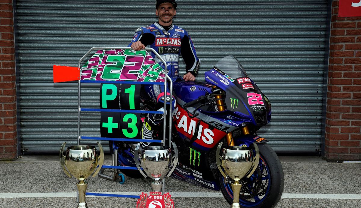 Jason O'Halloran posa con sus tres trofeos de ganador Jason O'Halloran posa con sus tres trofeos de ganador