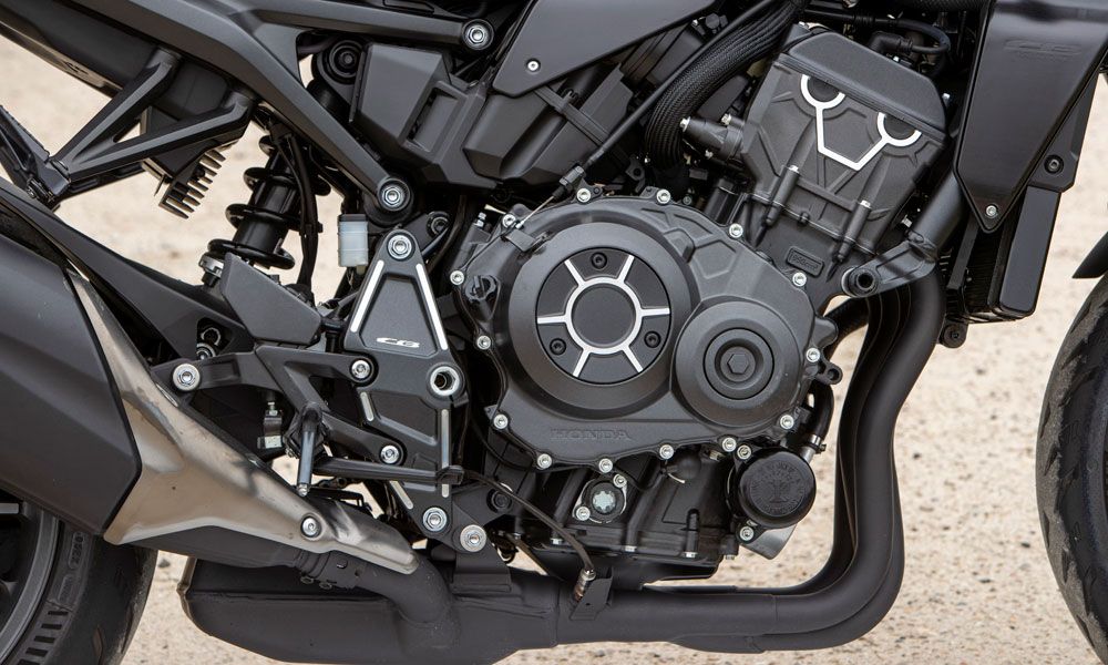 Honda CB1000R Black Edition: El motor de cuatro cilindros en línea ha recibido modificaciones para reducir sus emisiones y cuenta con nuevas sondas que permiten un ajuste más preciso