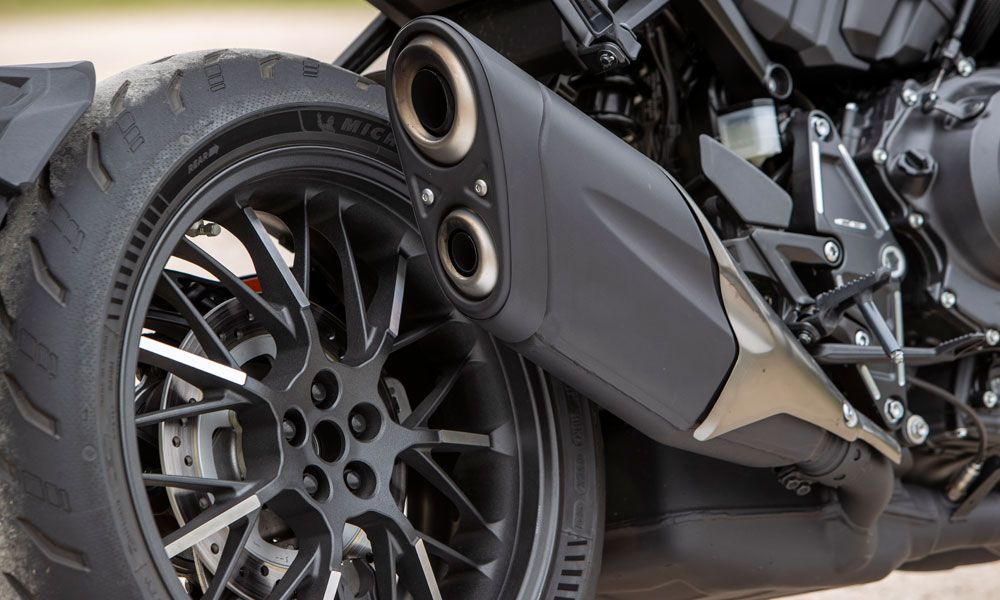 Honda CB1000R Black Edition: Se han modificado los escapes y sustituido la sonda lambda por sensores tipo LAF