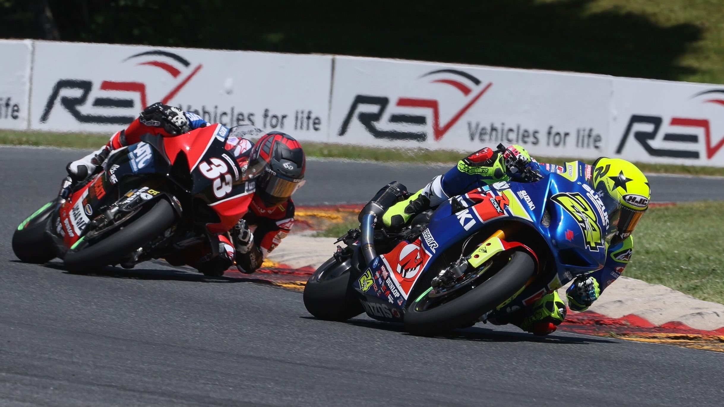 Toni Elías en el MotoAmerica perseguido por la Ducati de Kyle Wyman