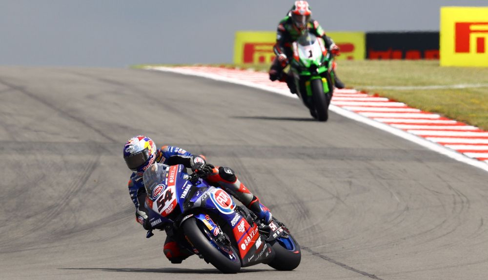Toprak Razgatlioglu por delante de Jonathan Rea en Donington Toprak Razgatlioglu por delante de Jonathan Rea en Donington