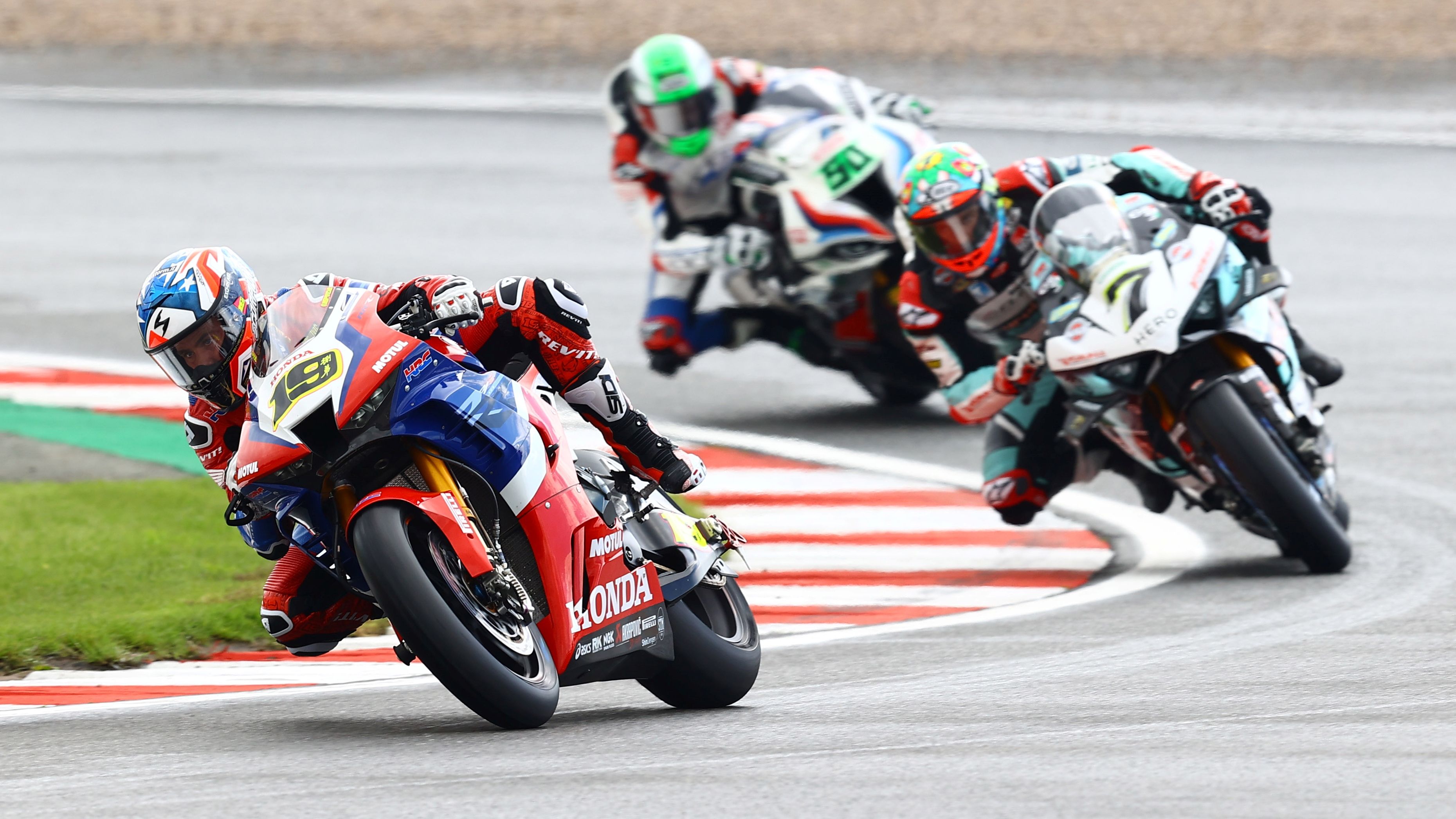 Álvaro Bautista perseguido por Chaz Davies y Eugene Laverty