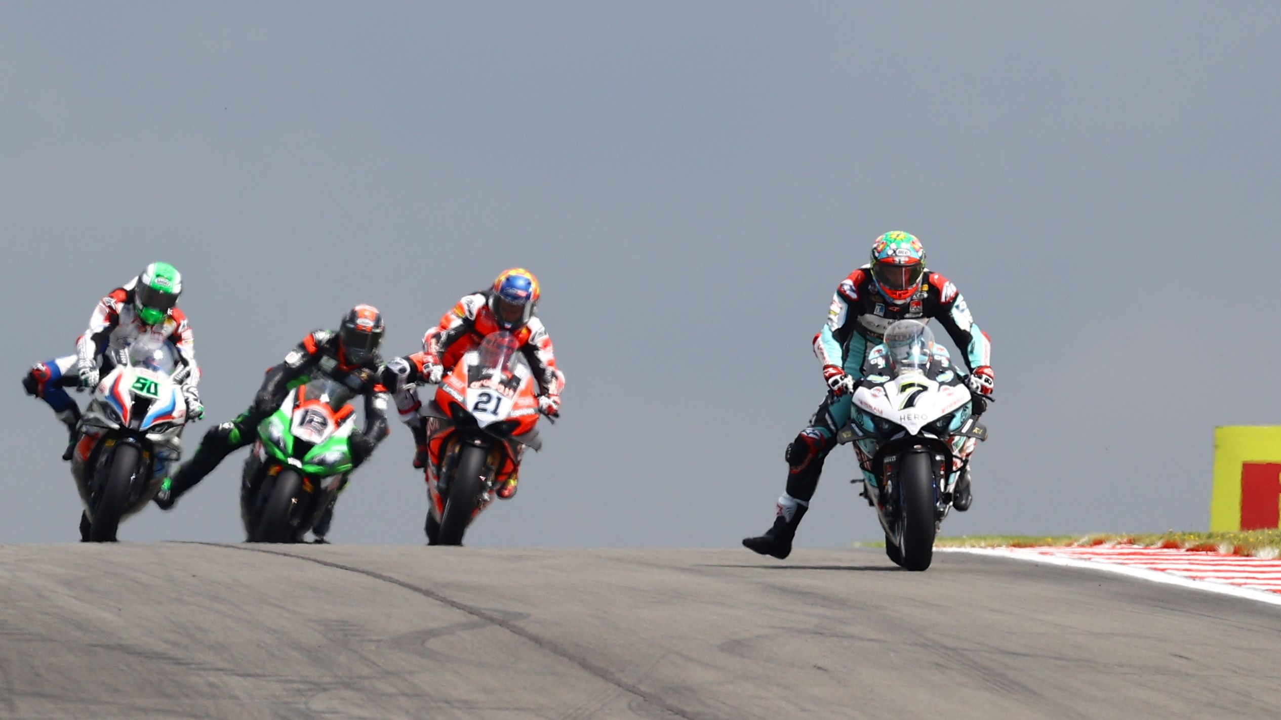 Chaz Davies frena seguido por Michael RInaldi, Eugene Laverty y Luke Mossey