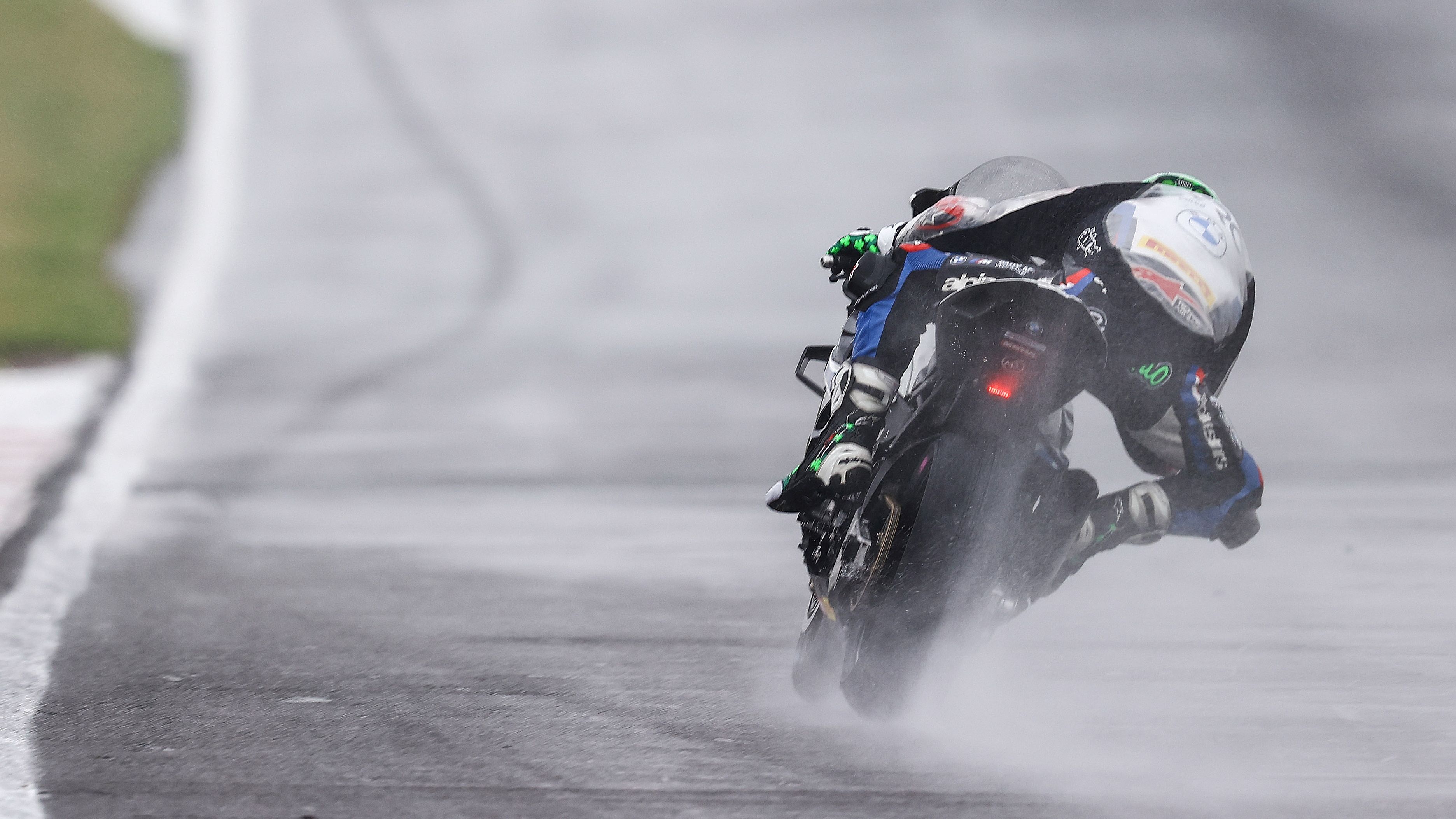 Eugene Laverty sobre el asfalto empapado de Donington