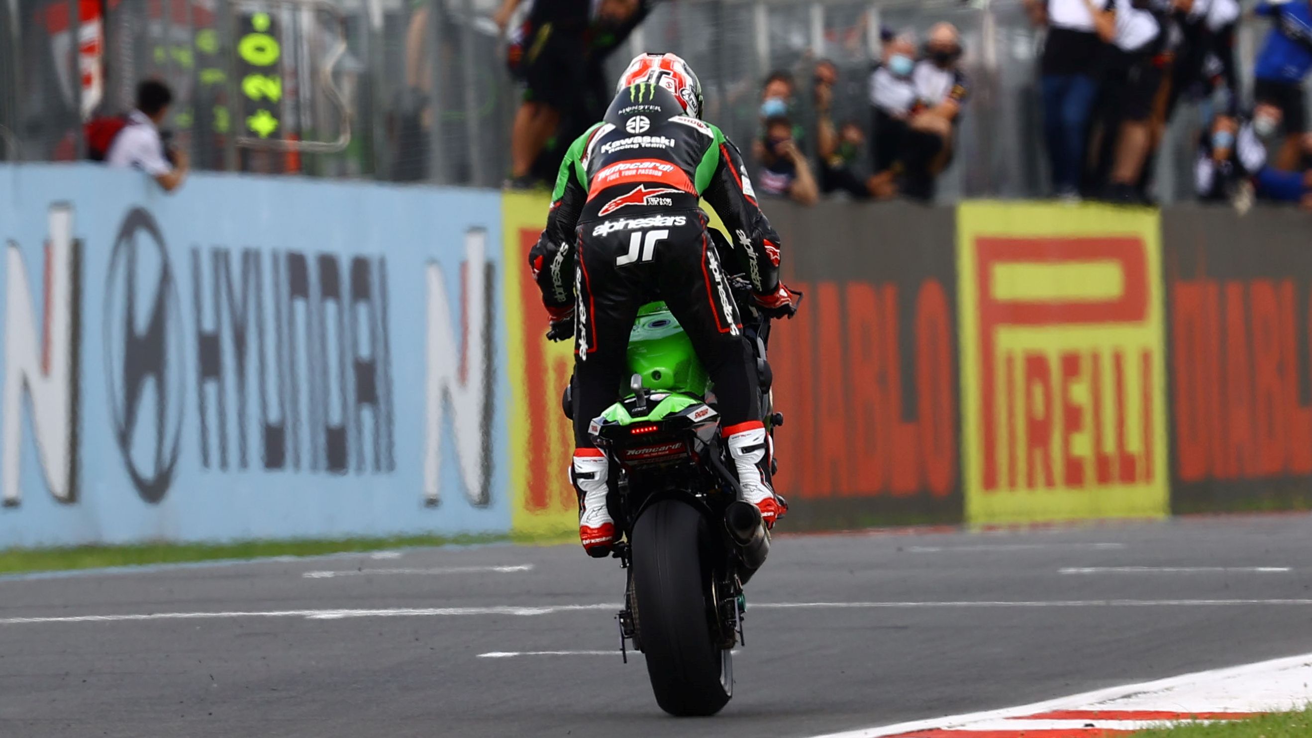 Jonathan Rea celebra su triunfo en la carrera Superpole