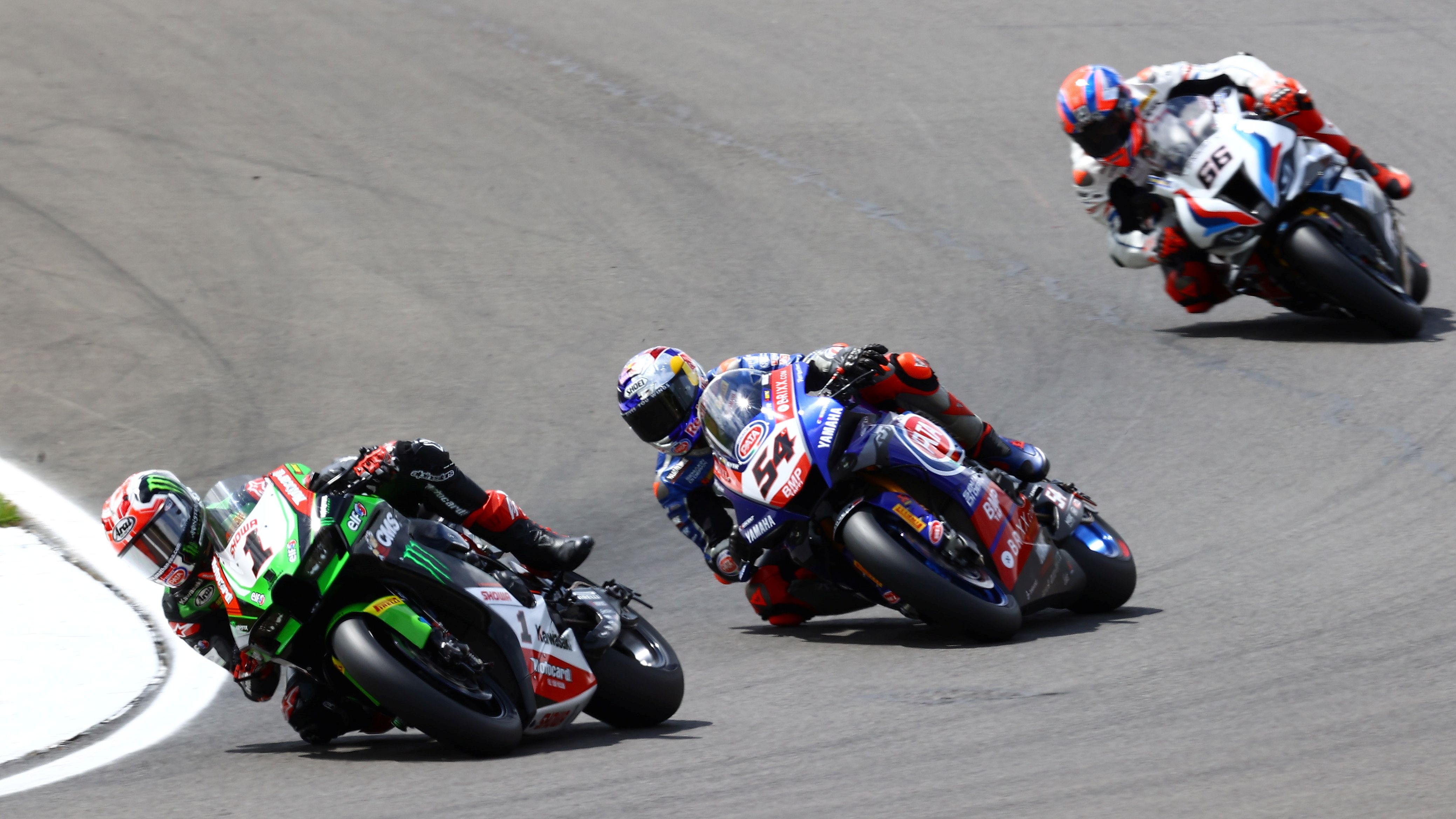 Jonathan Rea perseguido por Toprak Razgatlioglu y Tom Sykes