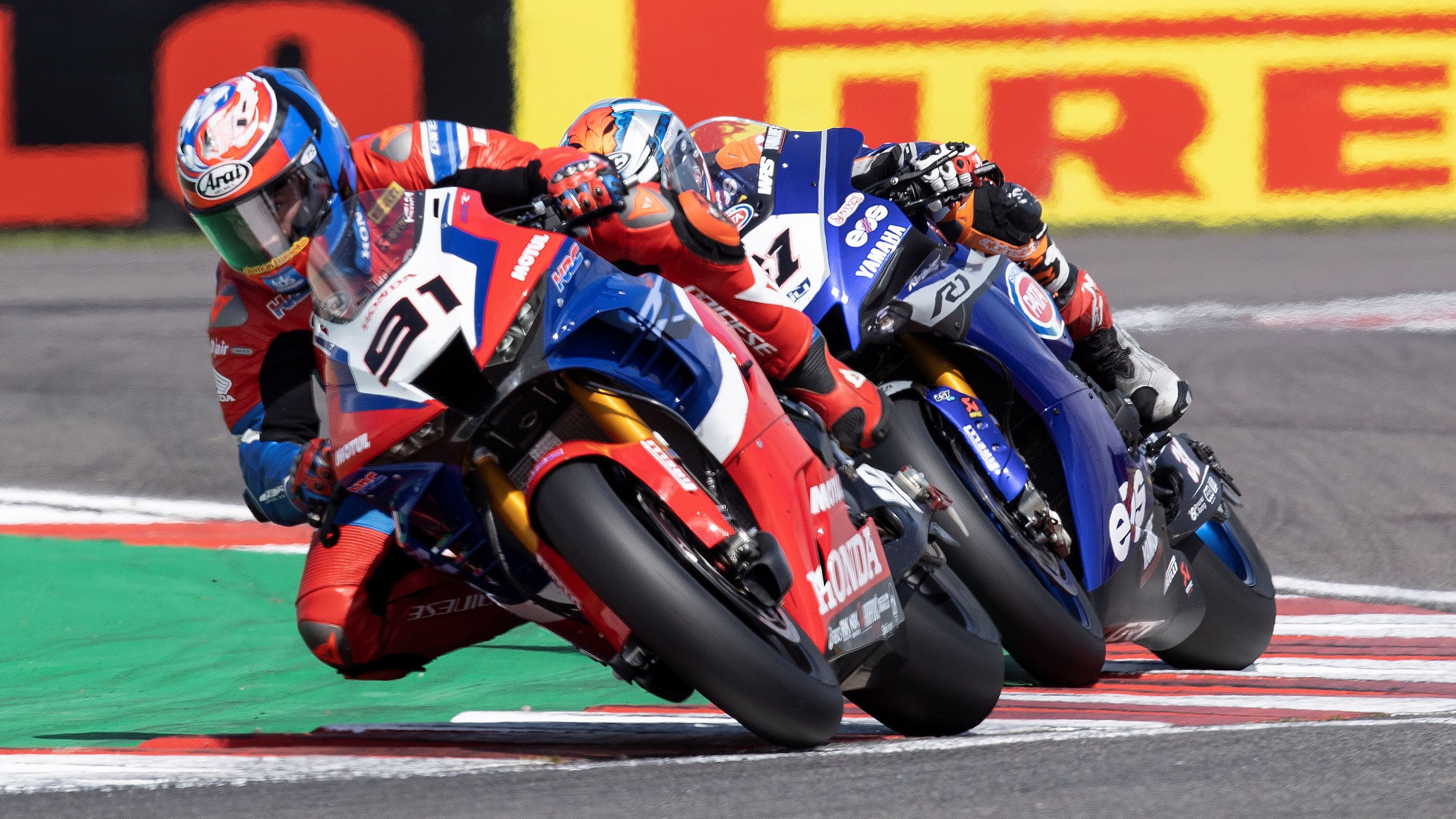 Leon Haslam con Garrett Gerloff totalmente pegado