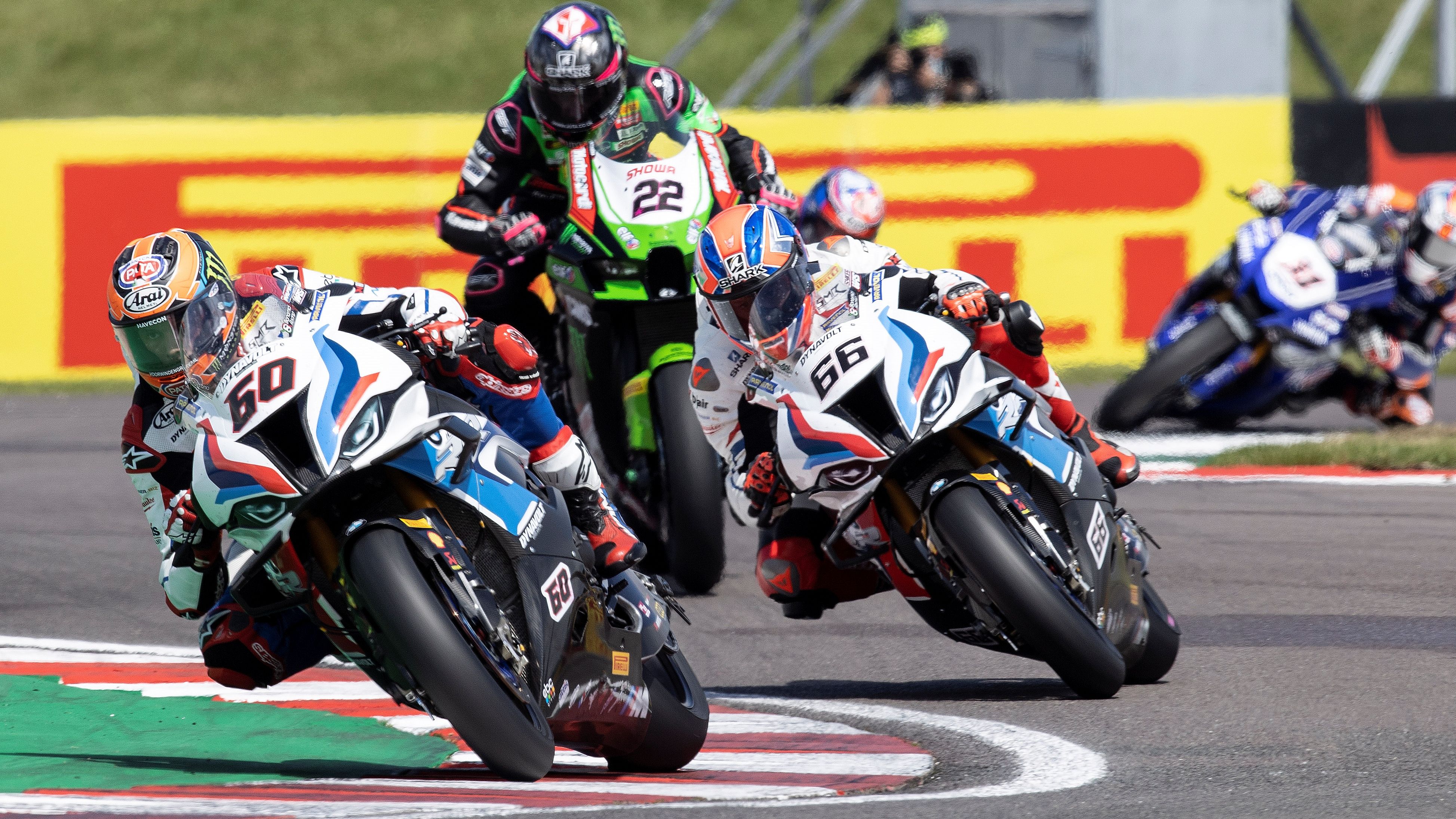 Michael van der Mark con Tom Sykes y Alex Lowes pegados