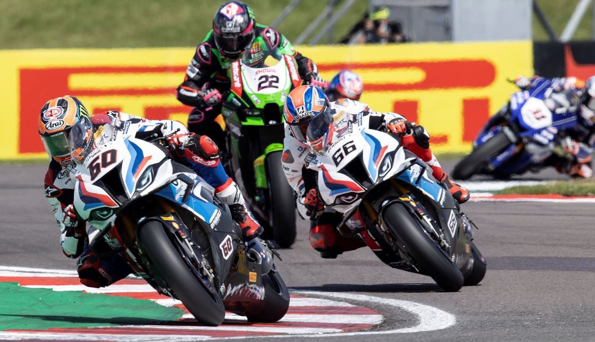 Michael van der Mark con Tom Sykes y Alex Lowes pegados Michael van der Mark con Tom Sykes y Alex Lowes pegados