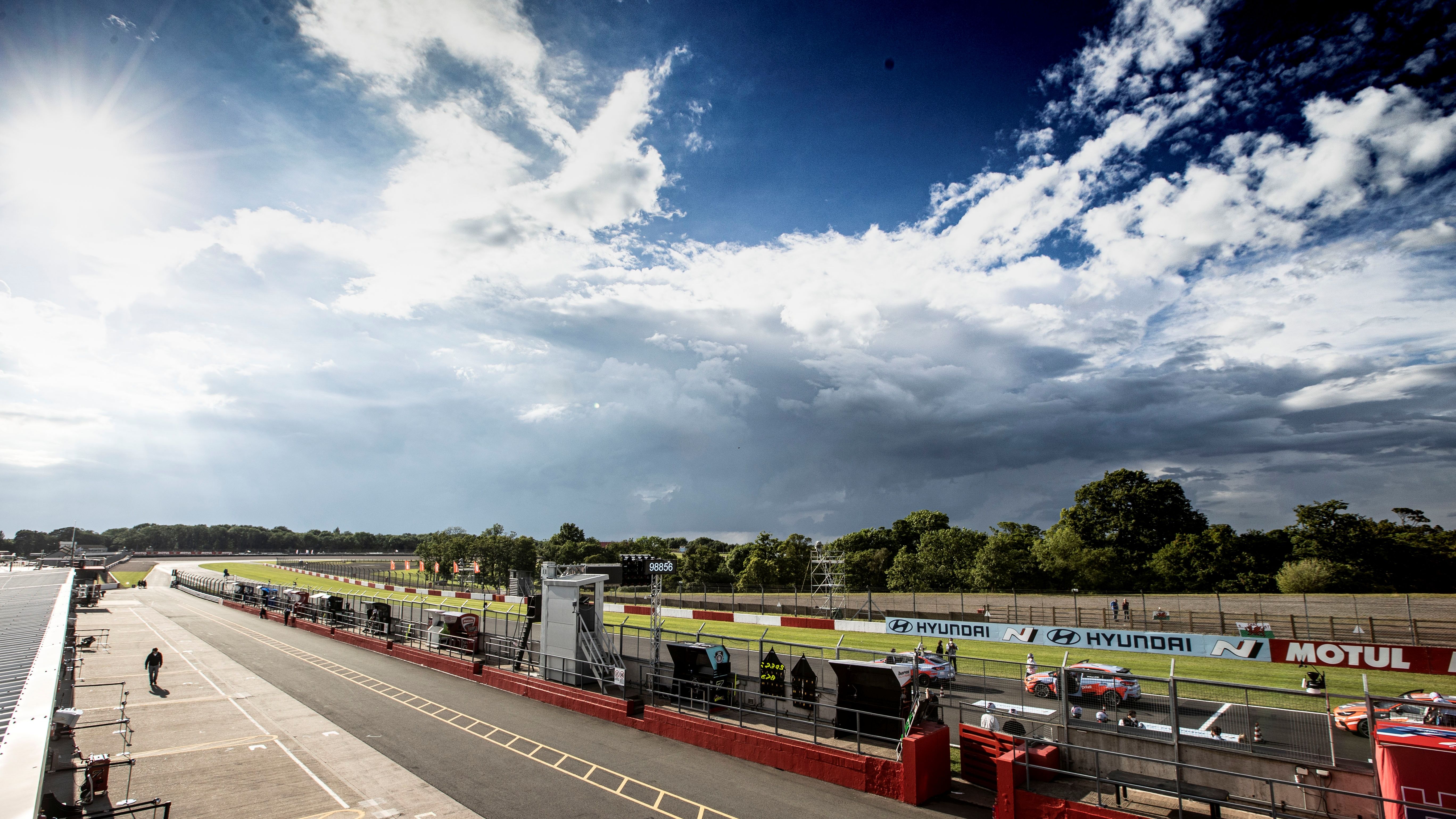 Panorámica del cielo desde el pit lane de Donington