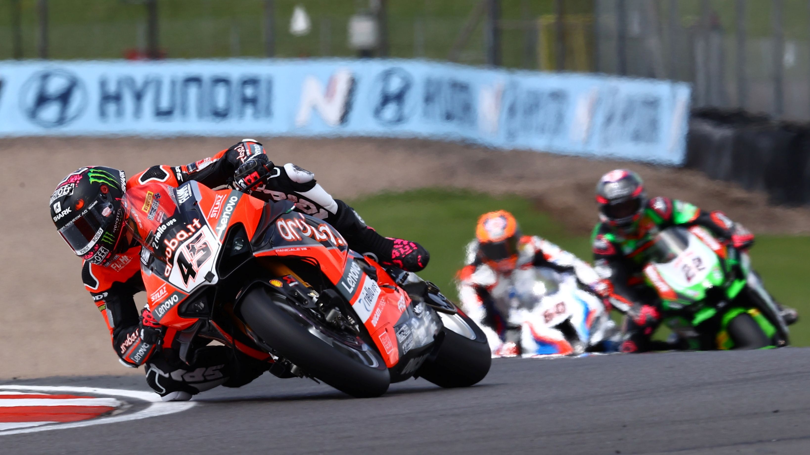 Scott Redding con Alex Lowes y Michael van der Mark al fondo