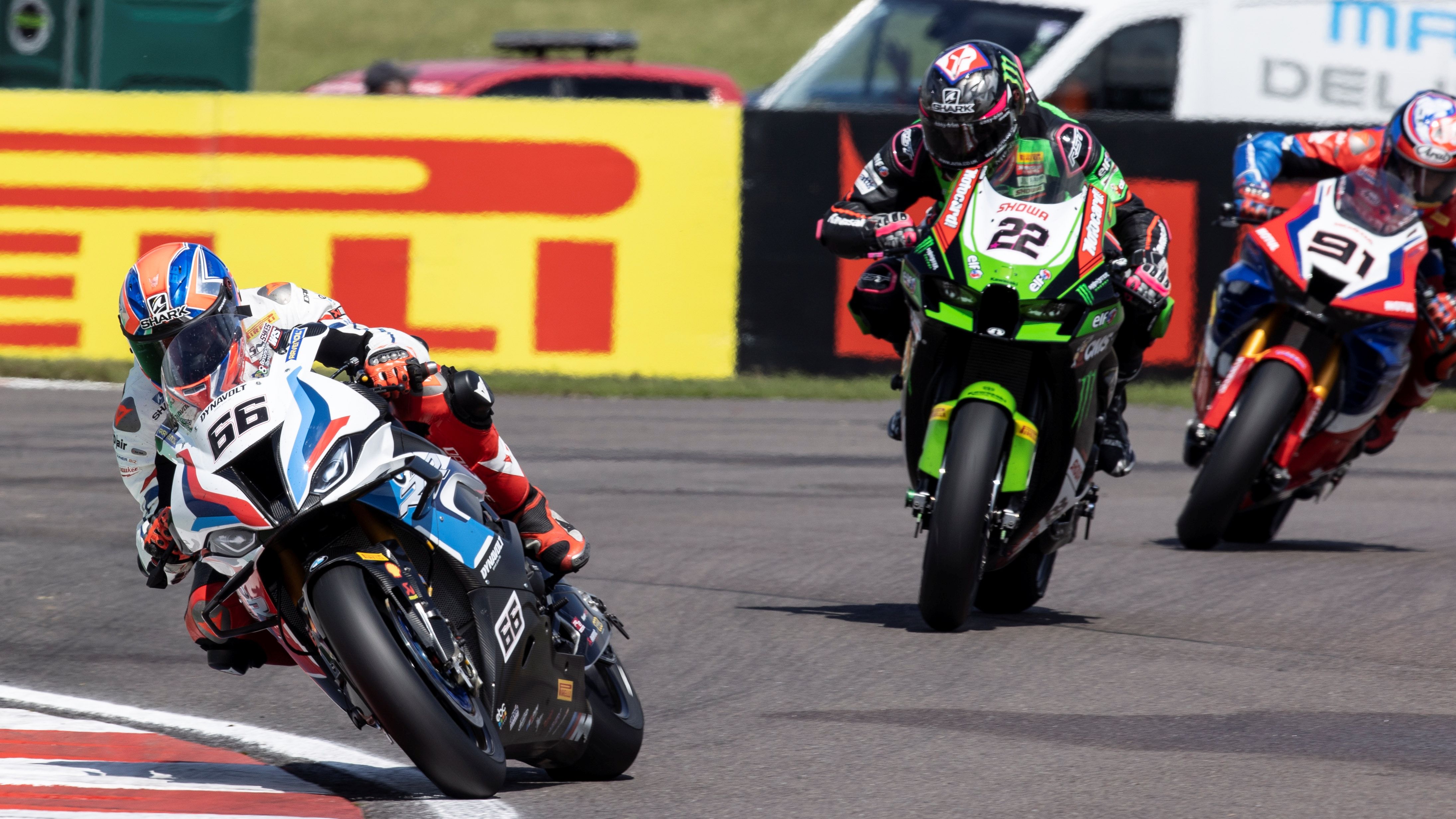 Tom Sykes en la chicane delante de Alex Lowes y Leon Haslam