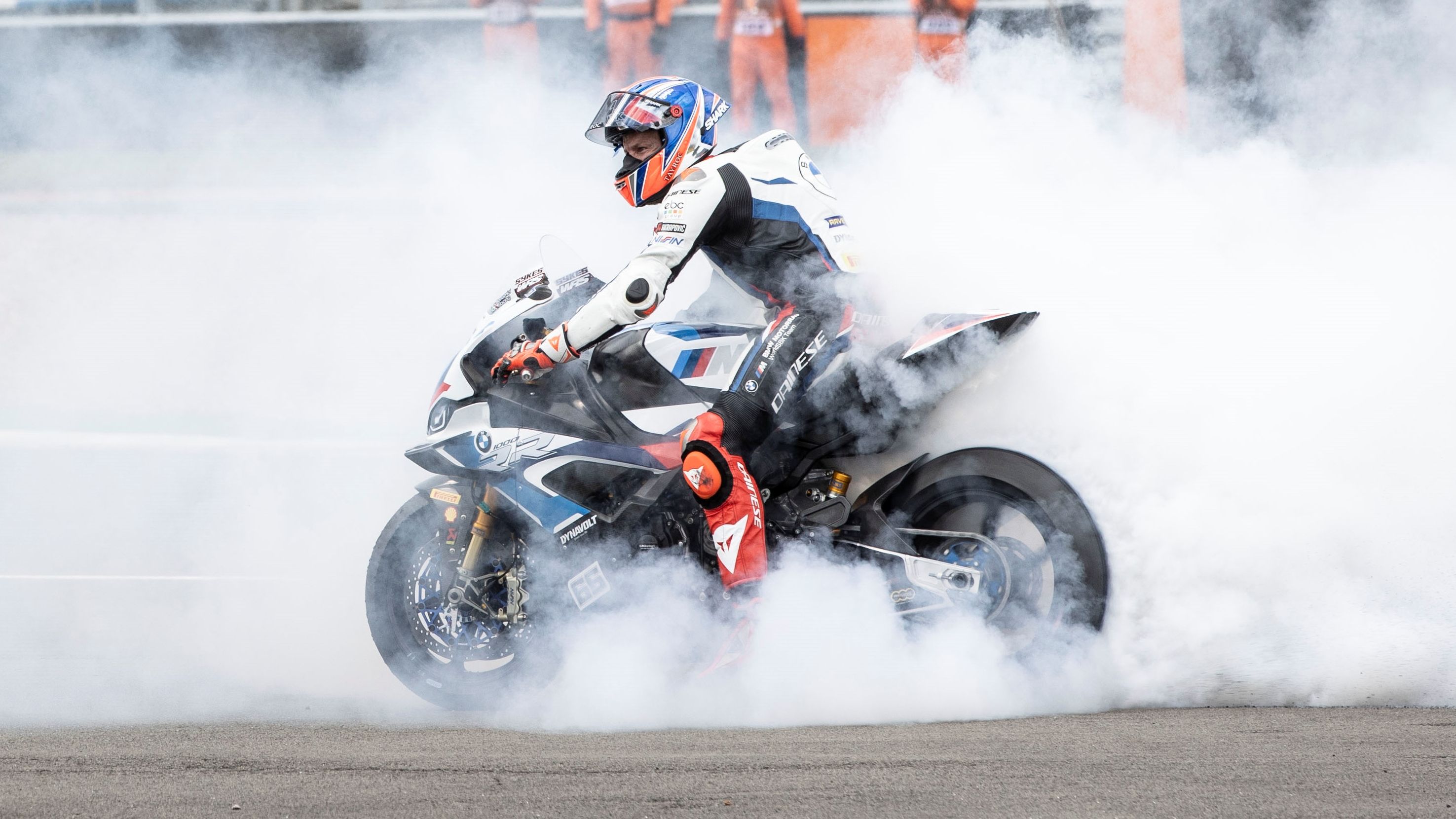 Tom Sykes festeja su podio quemando rueda con su BMW