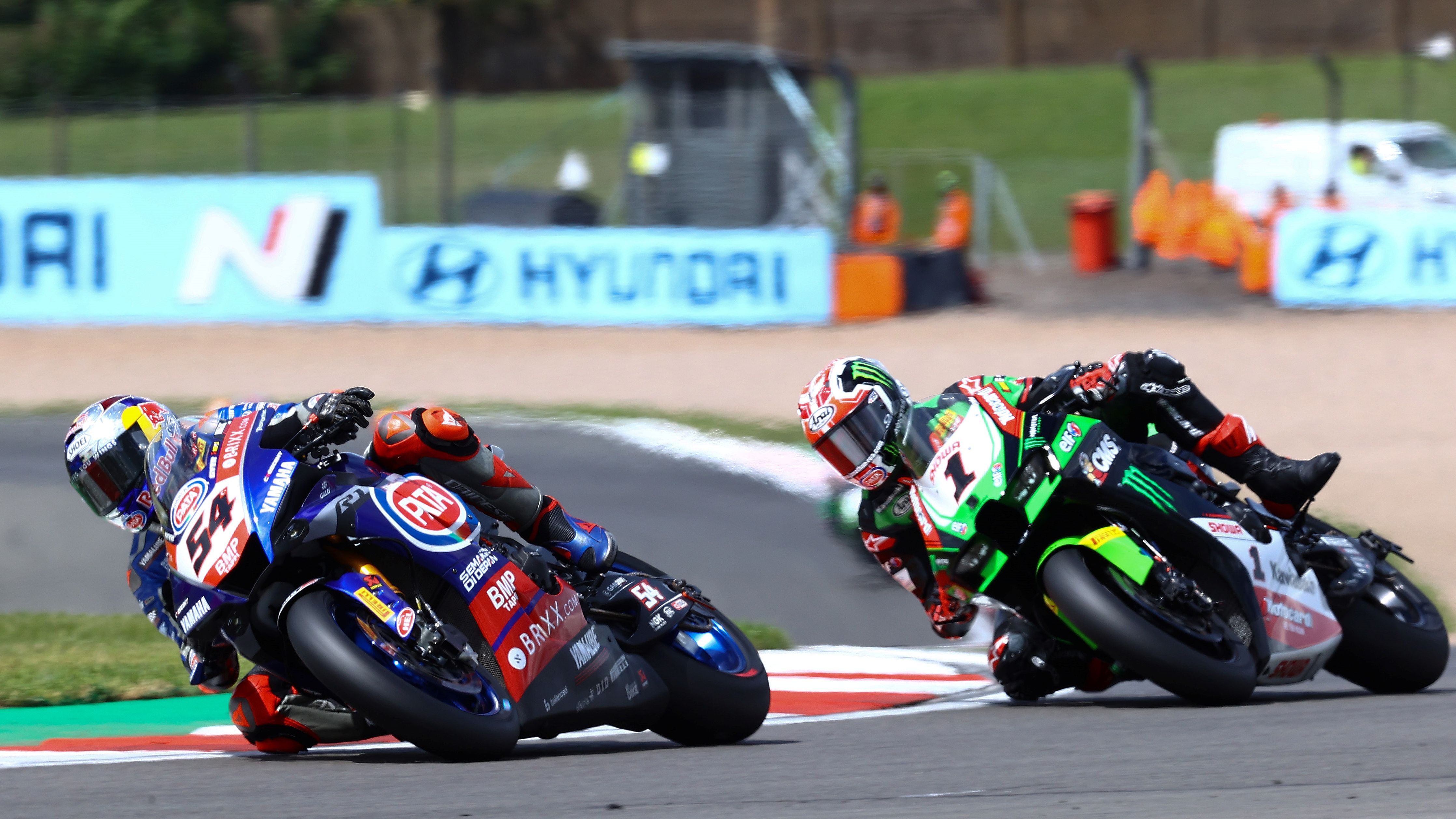 Toprak Razgatlioglu comanda con Jonathan Rea pegado