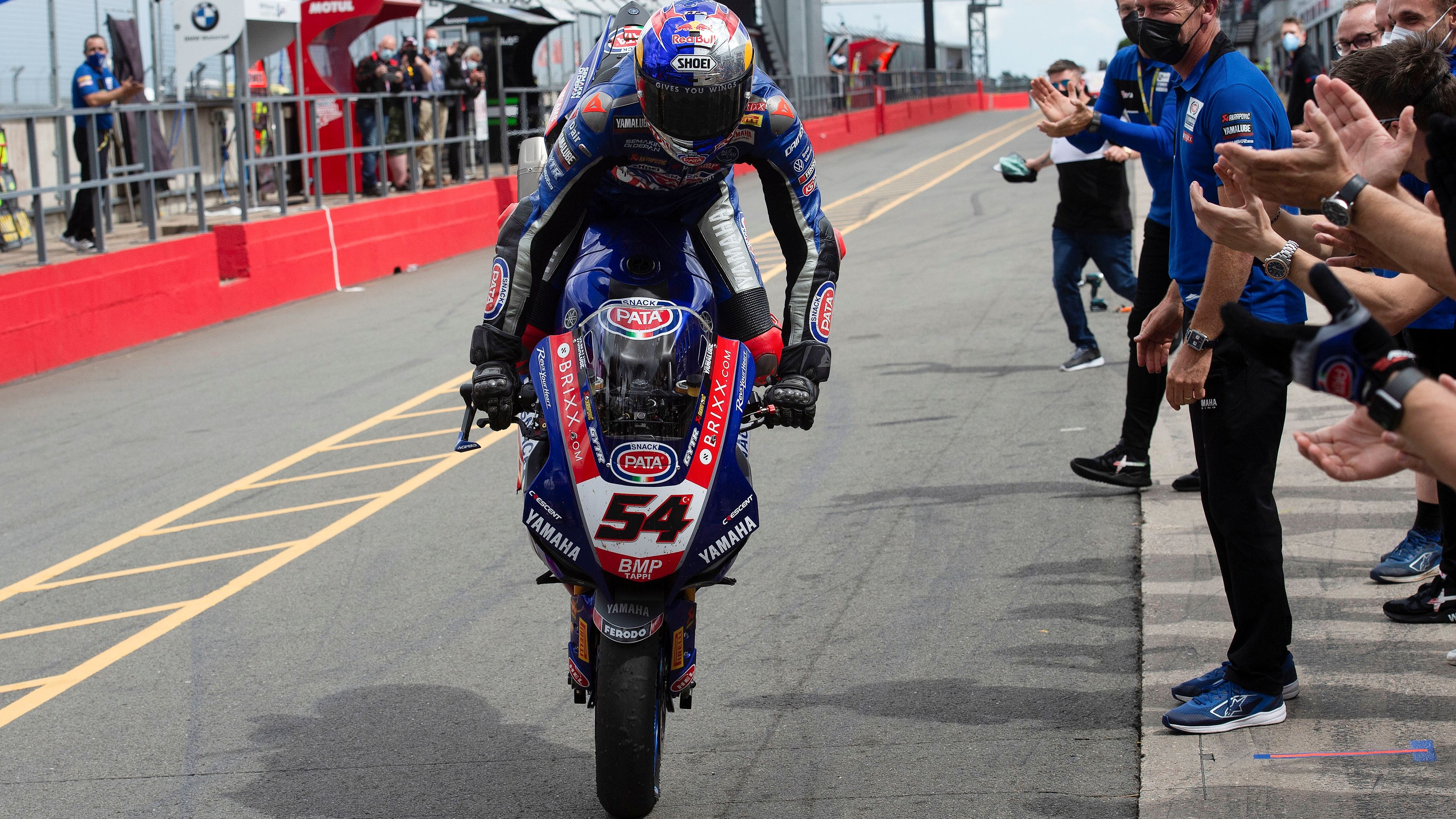 Toprak Razgatlioglu hace su mítico stoppie al llegar al box de Yamaha