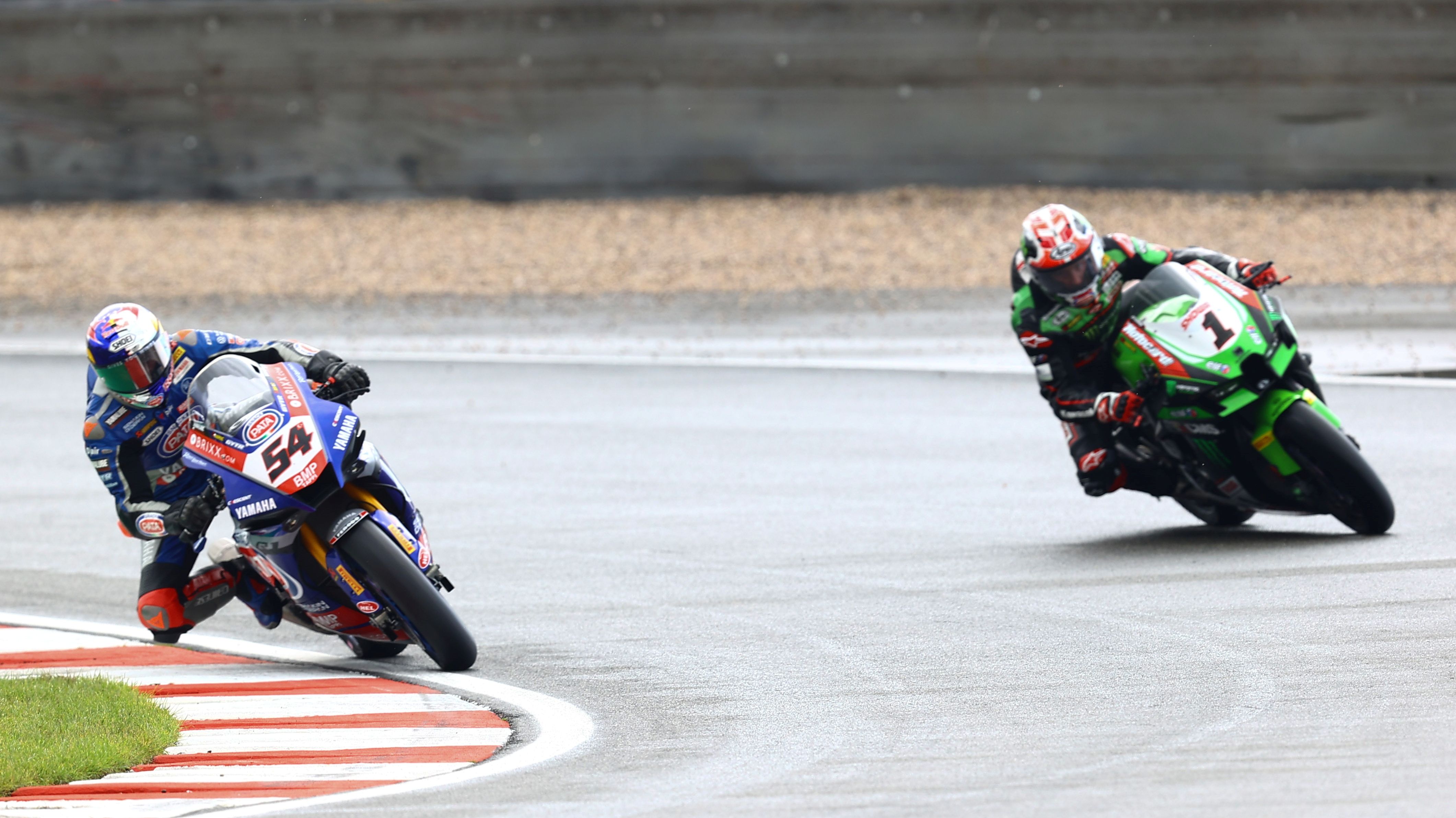 Toprak Razgatlioglu por el interior mientras Jonathan Rea se cuela