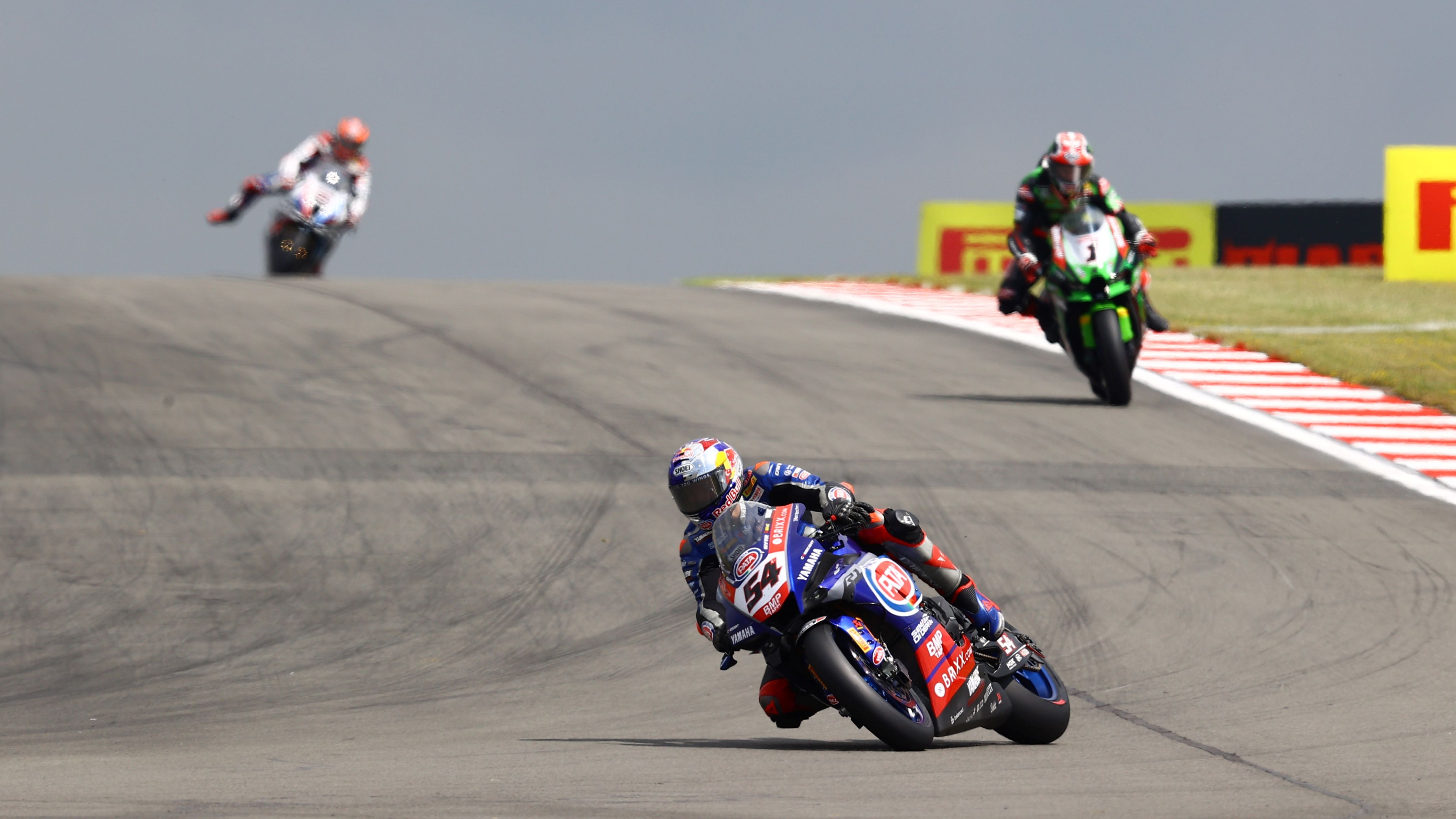 Toprak Razgatlioglu se escapa de Jonathan Rea con Tom Sykes al fondo