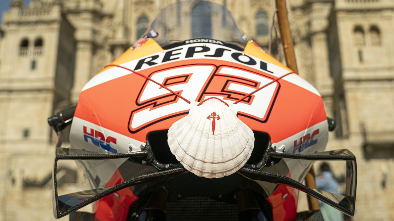 El curioso peregrinar a Santiago de la moto de Marc Márquez