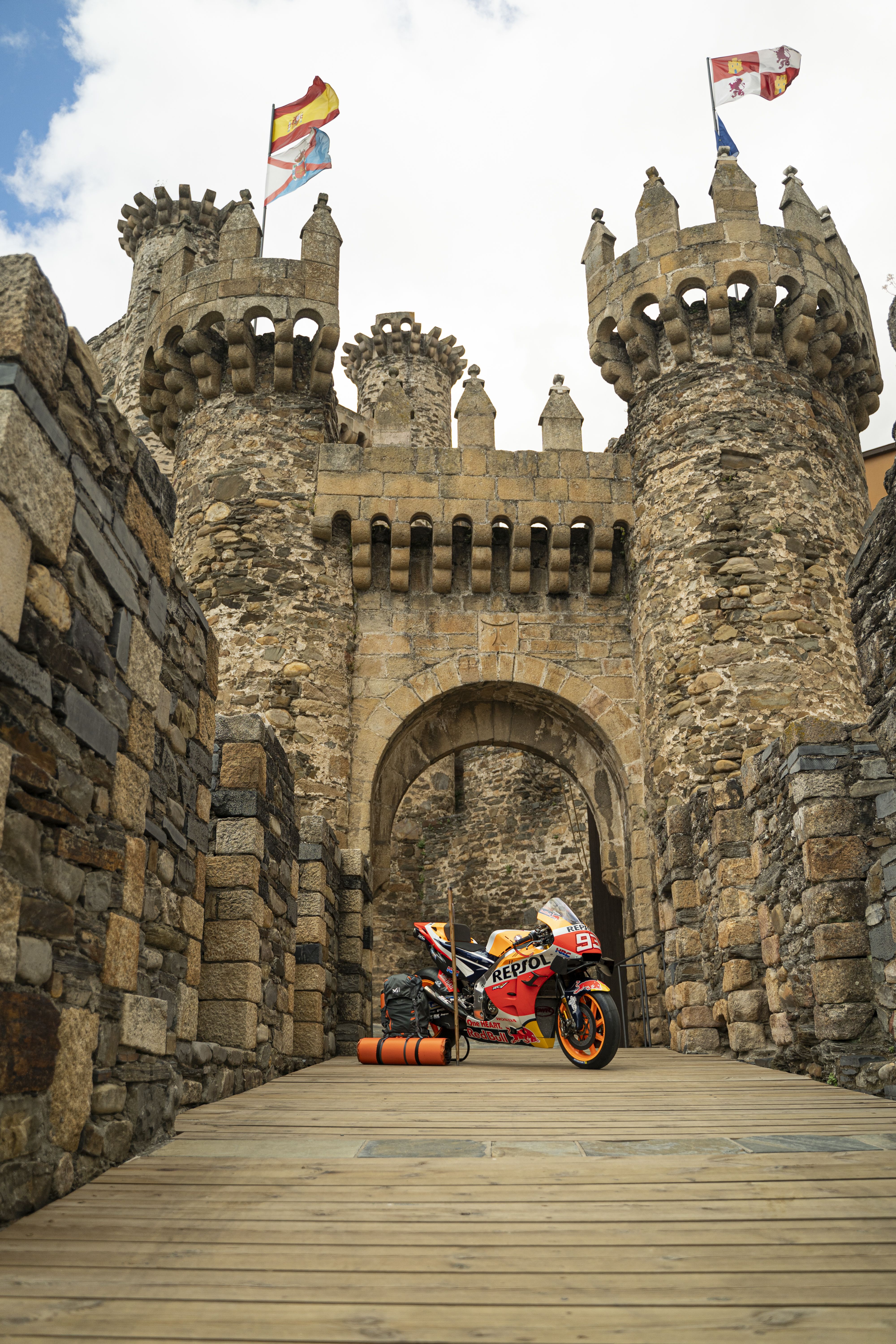 La Honda RC213V de Marc Márquez peregrina a Santiago de Compostela