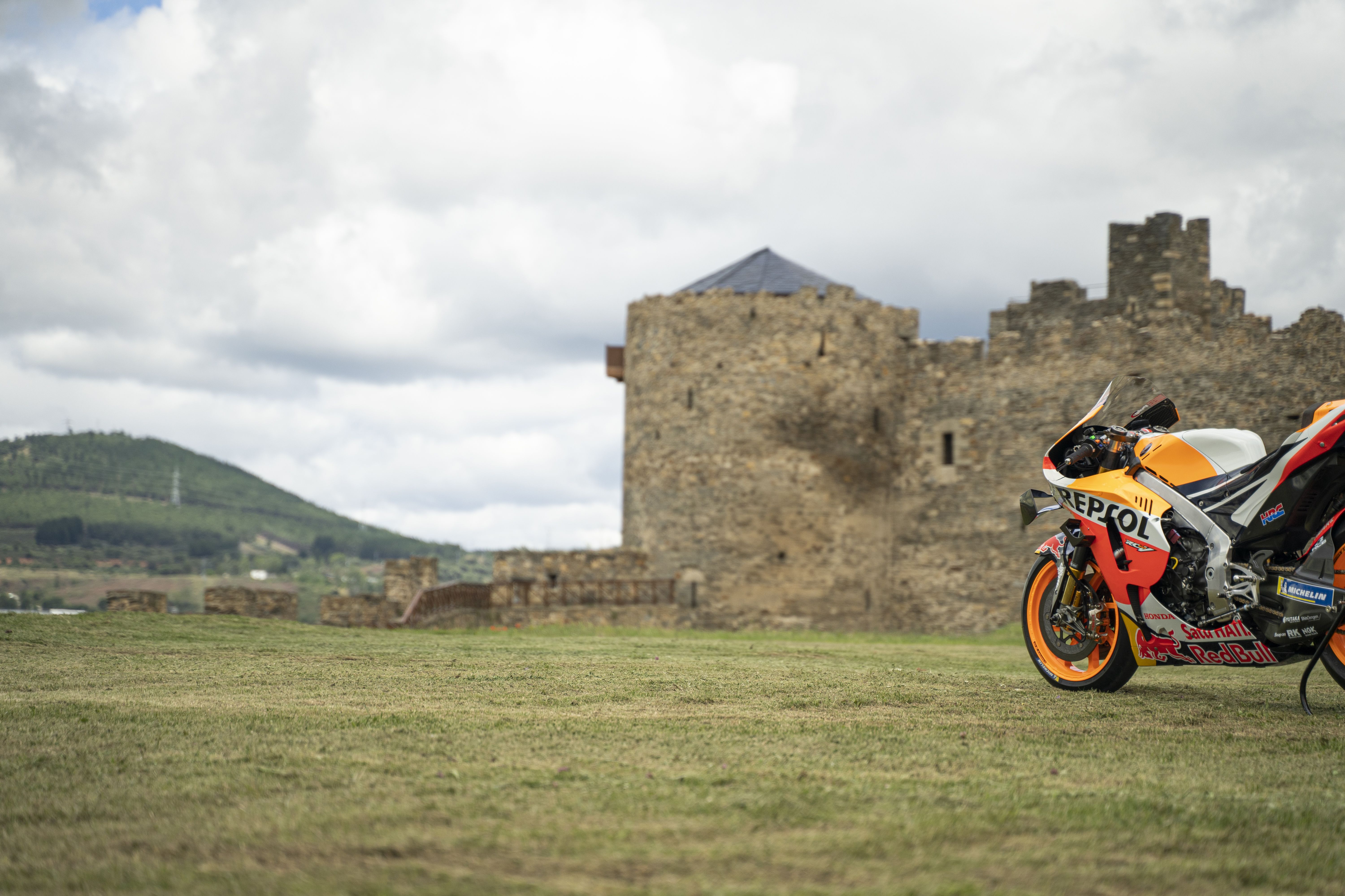 La Honda RC213V de Marc Márquez peregrina a Santiago de Compostela