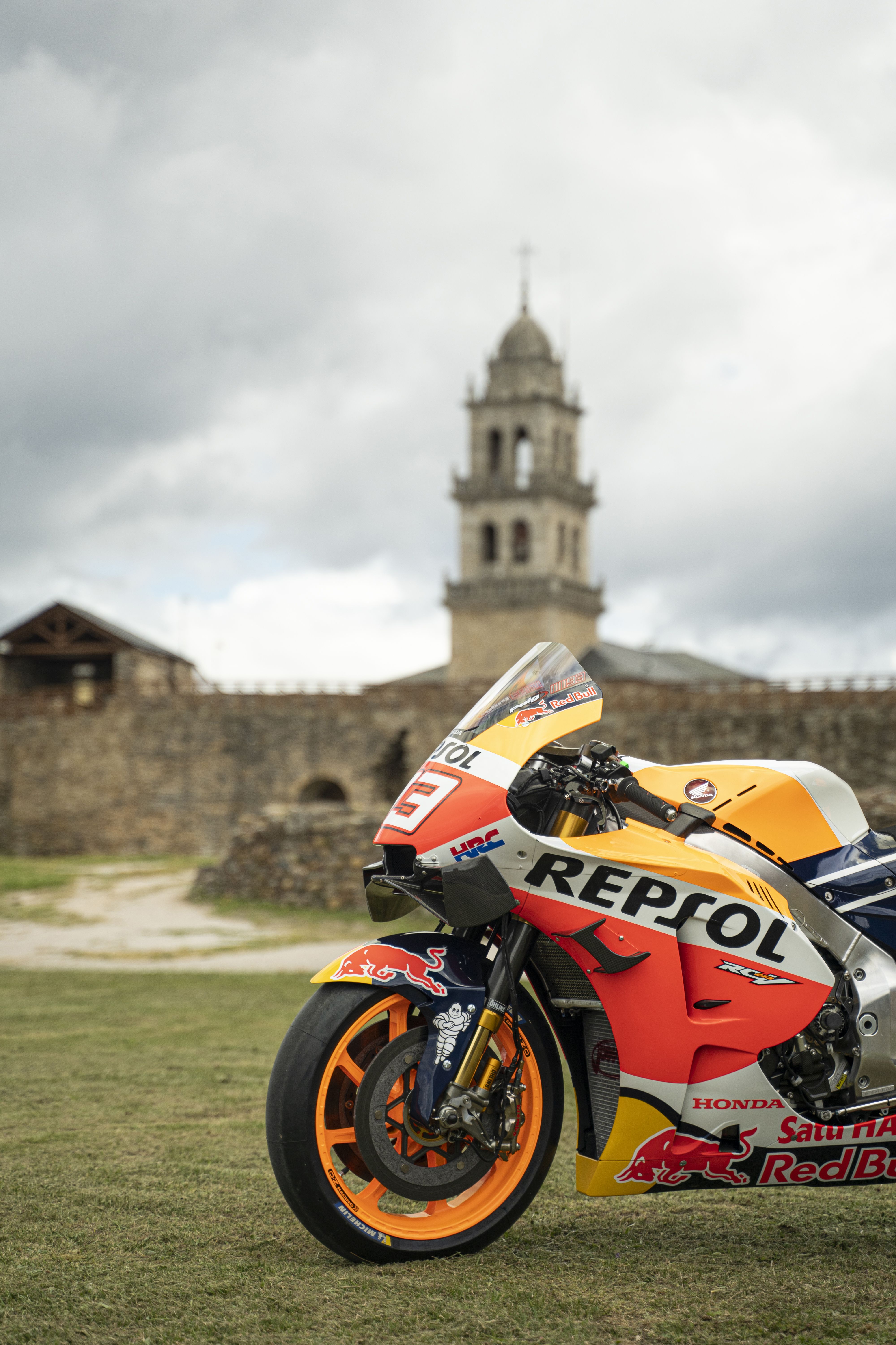 La Honda RC213V de Marc Márquez peregrina a Santiago de Compostela