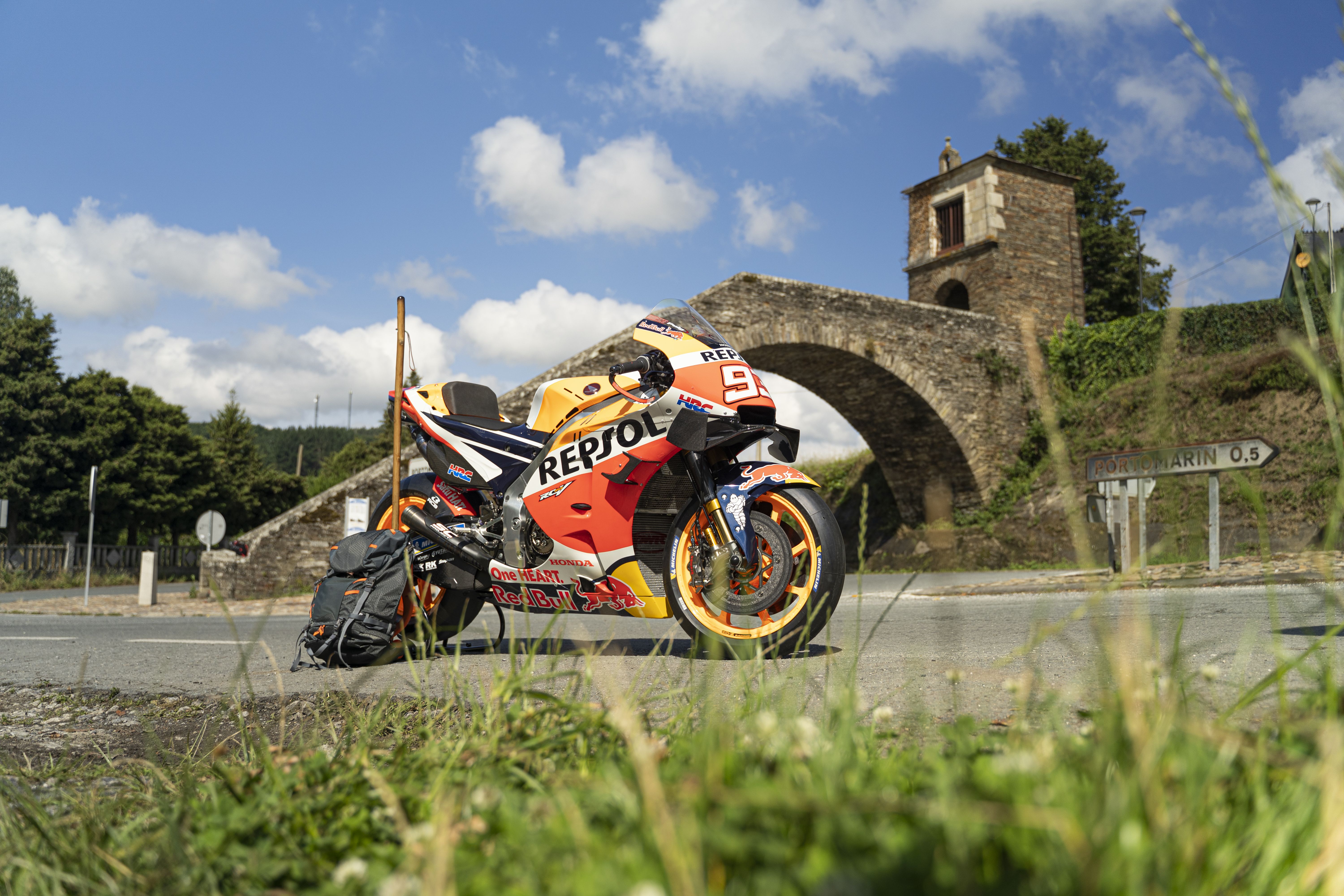 La Honda RC213V de Marc Márquez peregrina a Santiago de Compostela