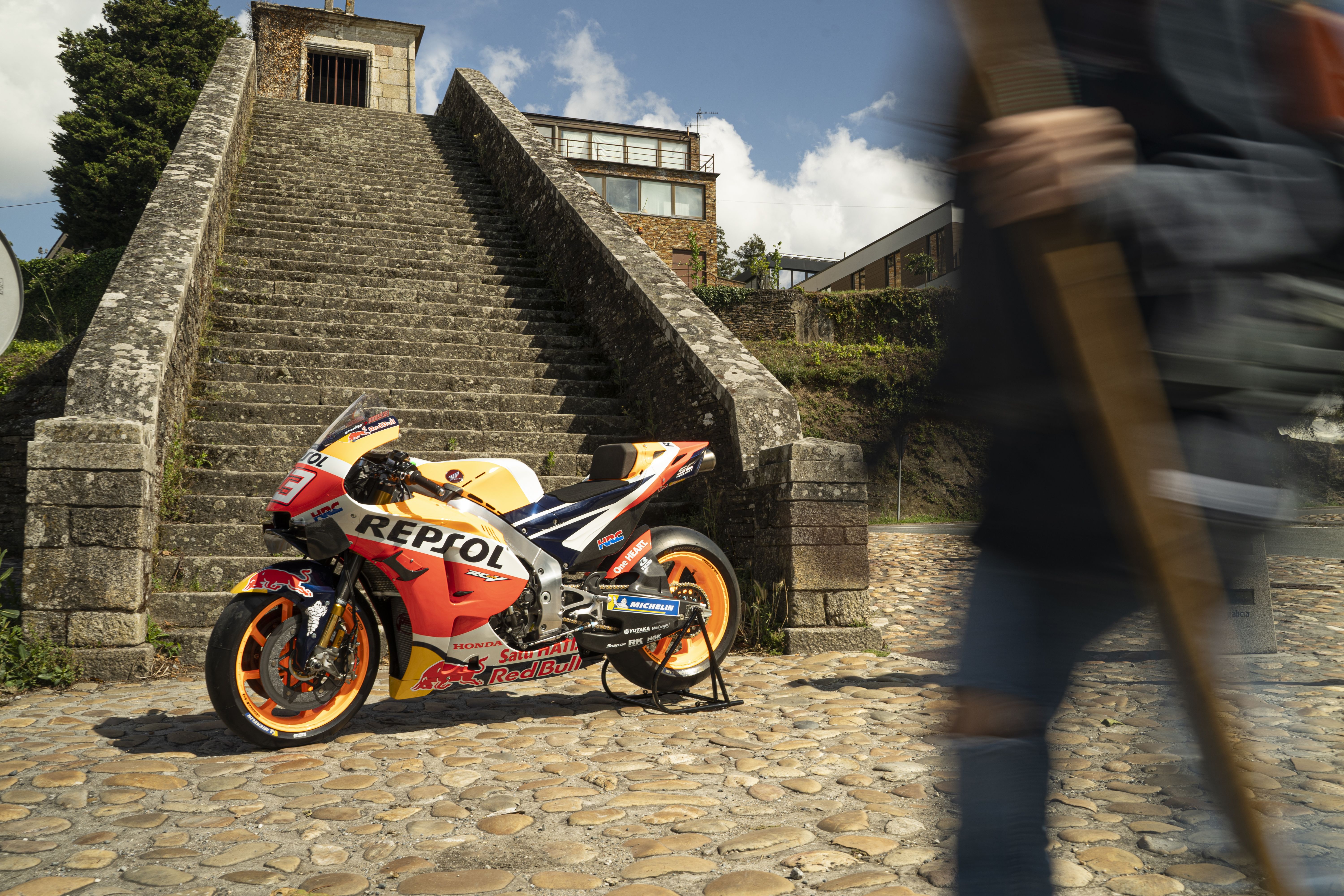 La Honda RC213V de Marc Márquez peregrina a Santiago de Compostela