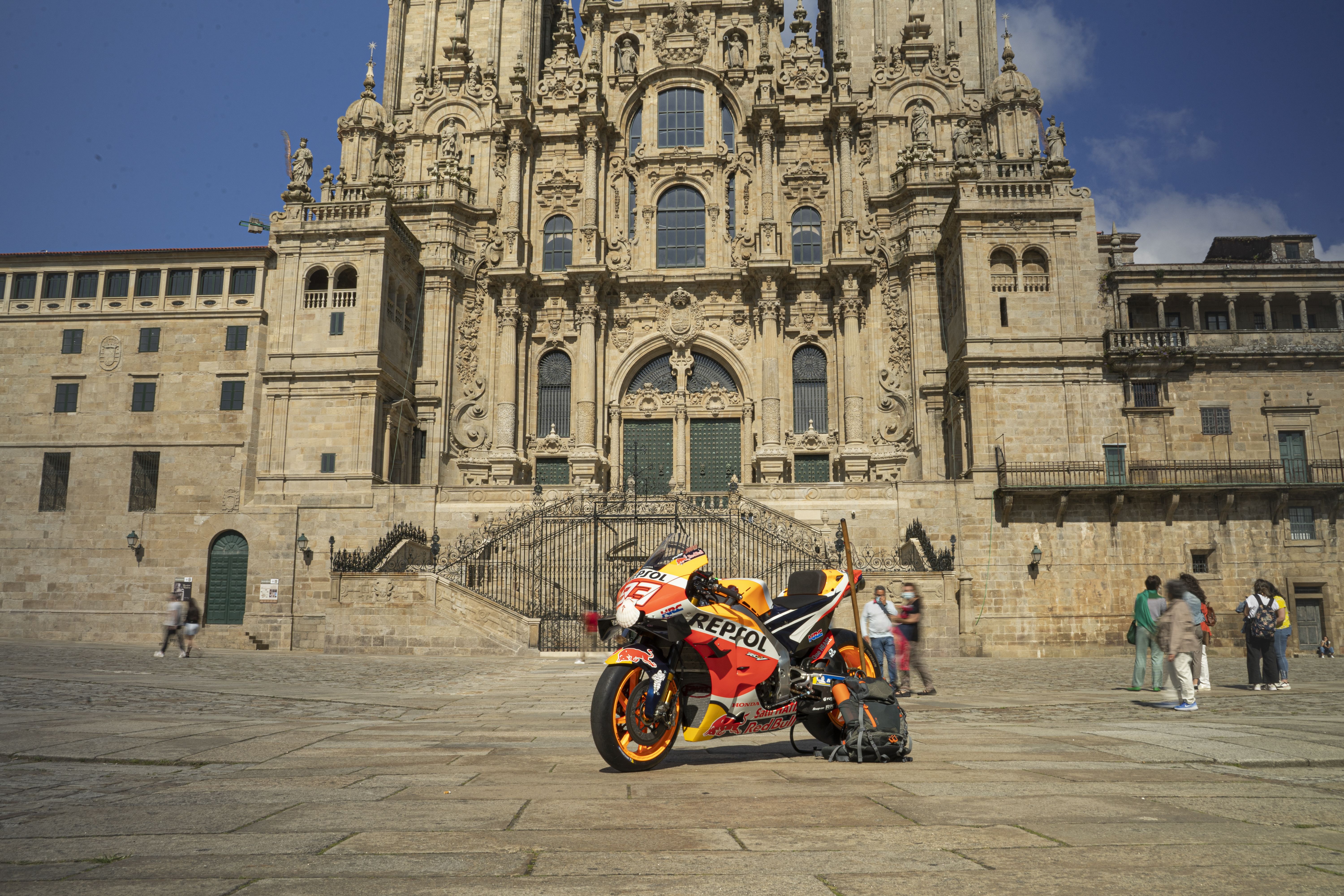 La Honda RC213V de Marc Márquez peregrina a Santiago de Compostela