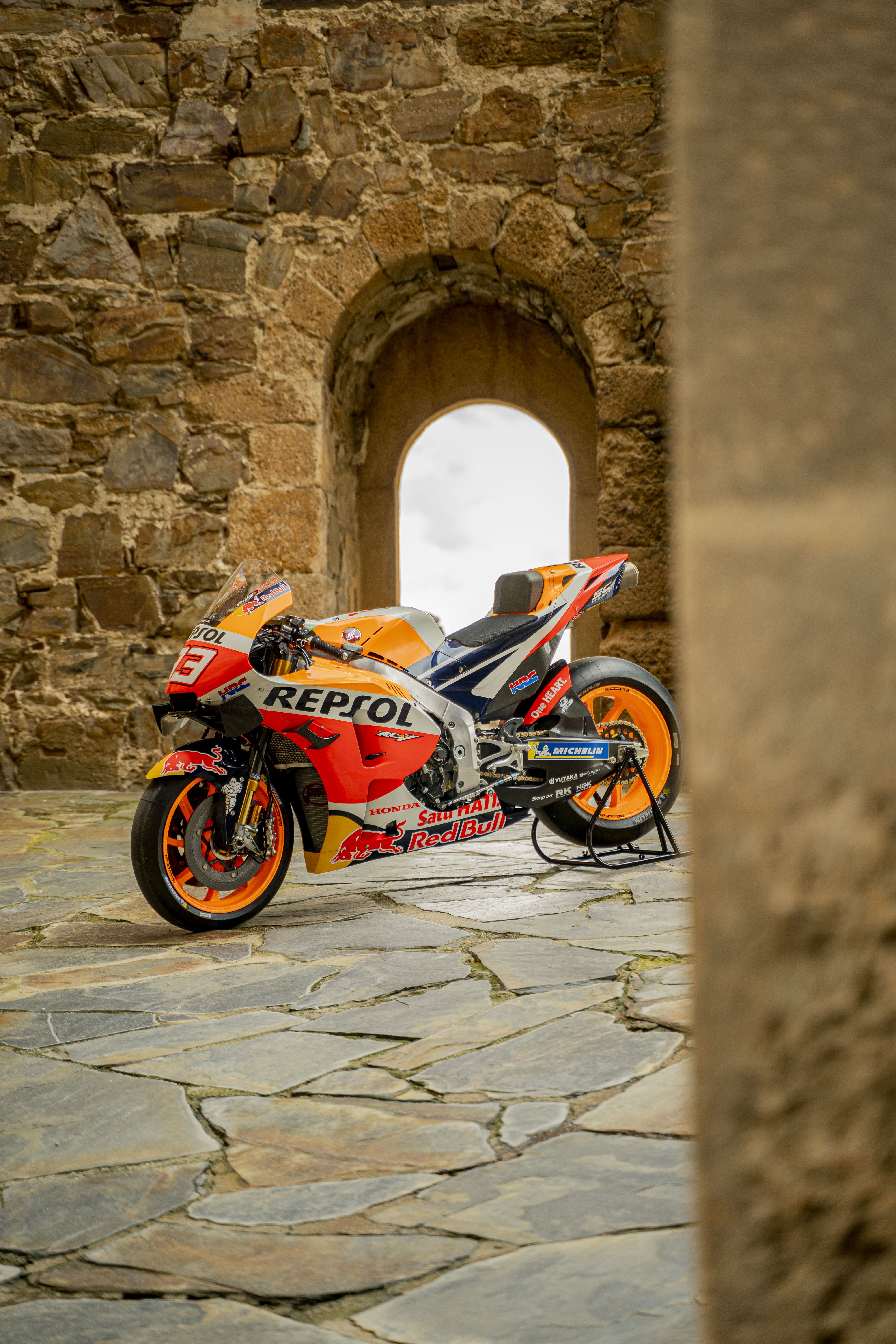 La Honda RC213V de Marc Márquez peregrina a Santiago de Compostela