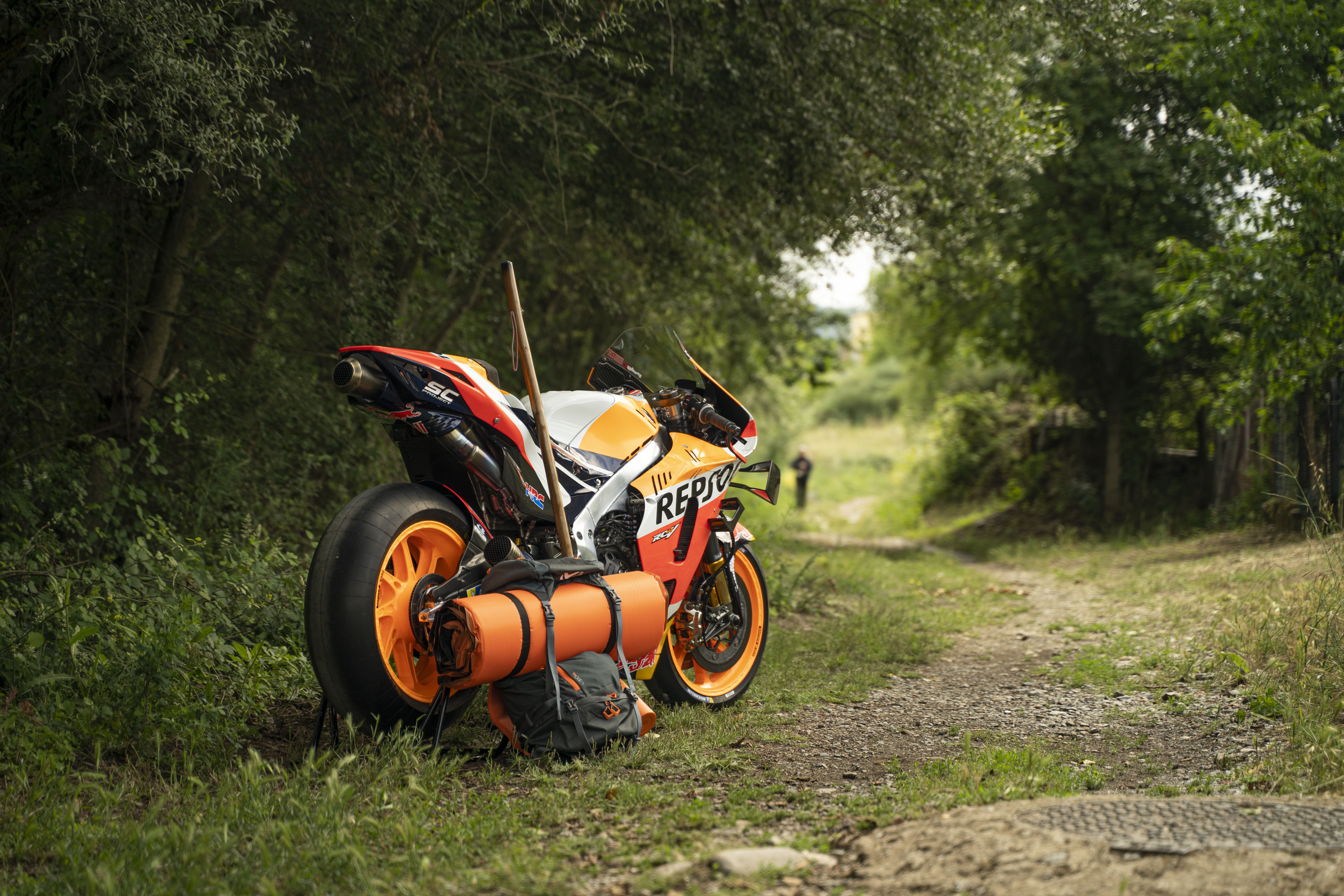 La Honda RC213V de Marc Márquez peregrina a Santiago de Compostela