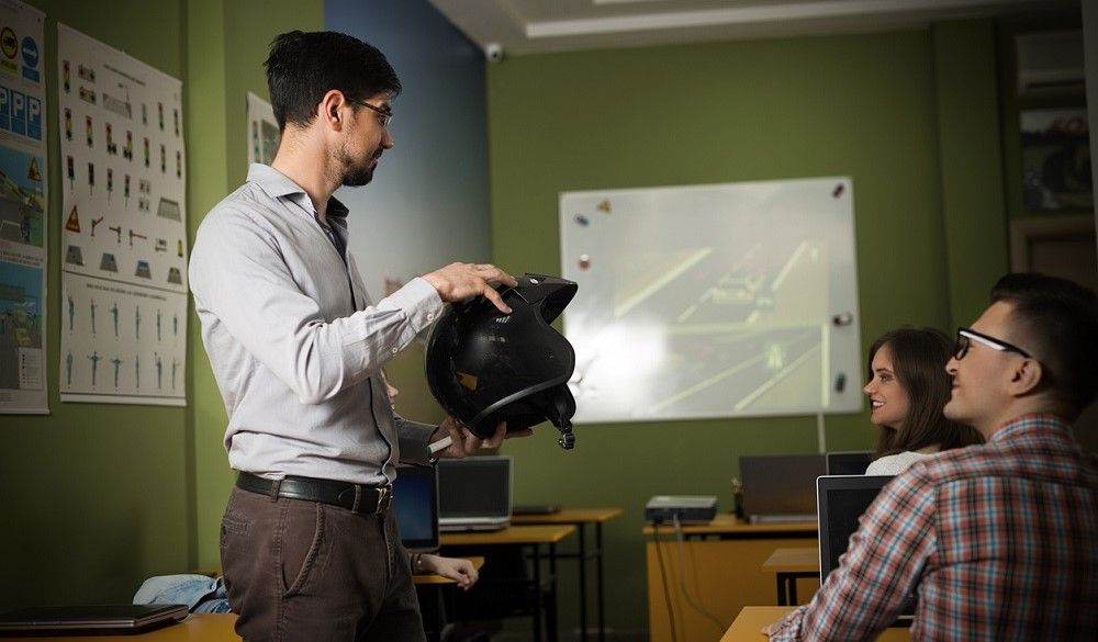 Clase teórica en una autoescuela. Fuente: iStock/bokan76