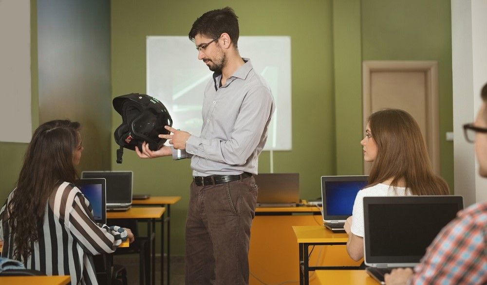 Profesor preparando a sus alumnos para los exámenes teóricos con test de la DGT. Fuente: iStock/bokan76