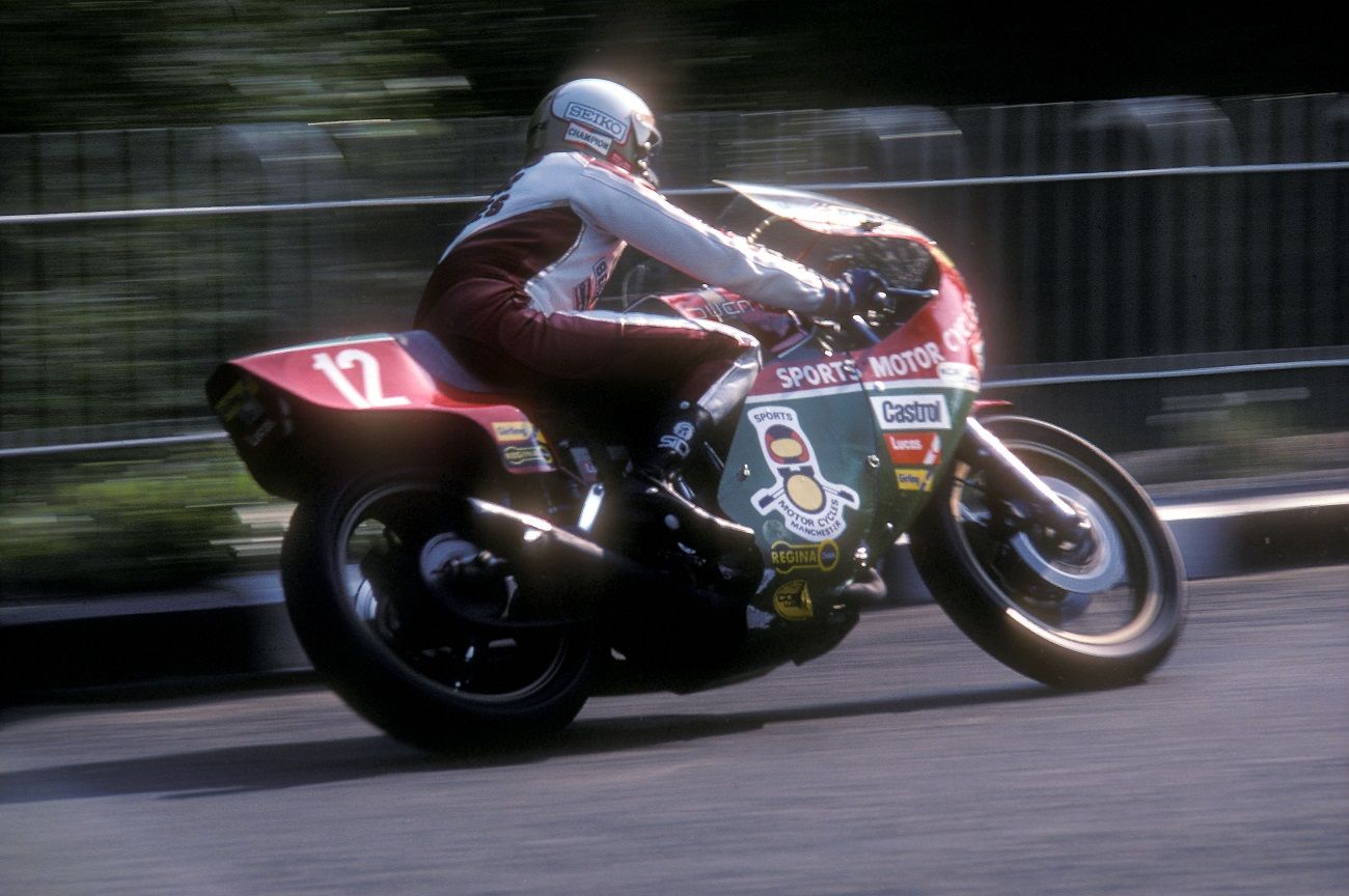 Fabio Taglioni diseñó la Ducati con distribución desmodrómica que condujo Mike Hailwood en Isla de Man en 1978. Fuente: Gold & Goose