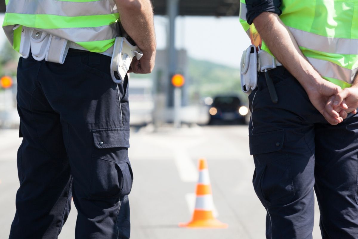 Dos agentes vigilan que no haya motoristas que circulen con el permiso caducado. Fuente: iStock /Mihajlo Maricic