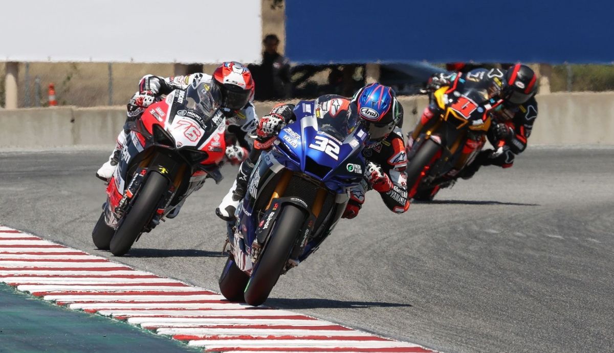Jake Gagne se escapa de Loris Baz y Mathew Scholtz Jake Gagne se escapa de Loris Baz y Mathew Scholtz