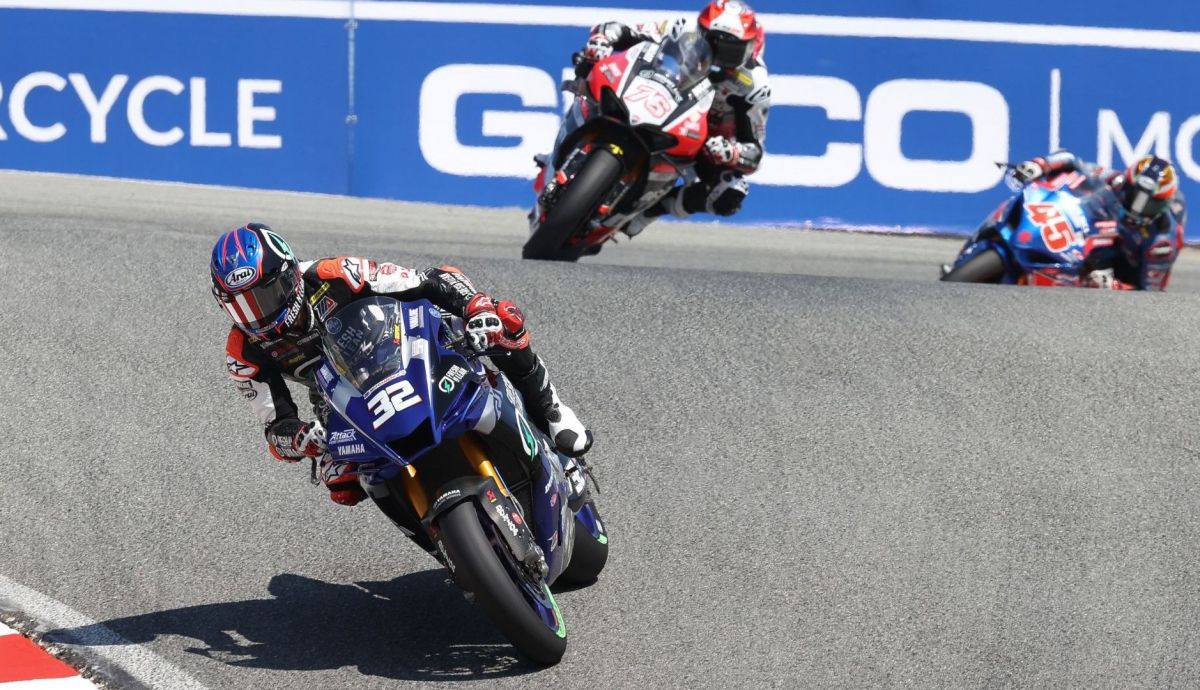 Jake Gagne baja por el Sacacorchos con Loris Baz y Cameron Petersen tras él Jake Gagne baja por el Sacacorchos con Loris Baz y Cameron Petersen tras él
