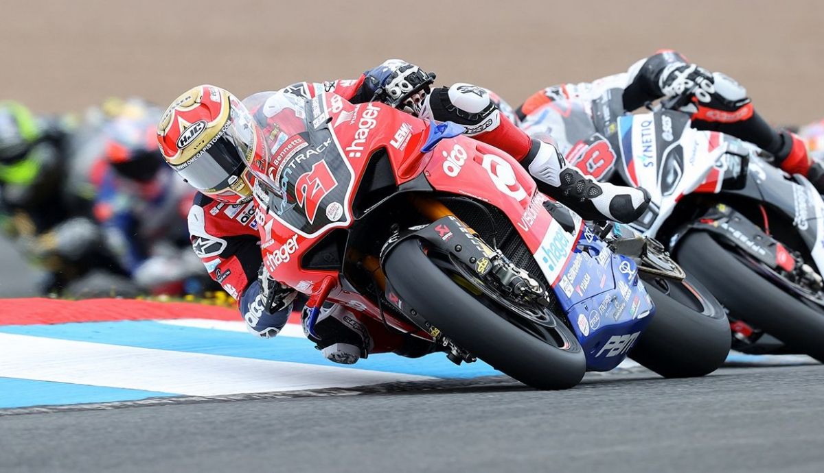 Christian Iddon perseguido de cerca por Danny Buchan en Knockhill Christian Iddon perseguido de cerca por Danny Buchan en Knockhill