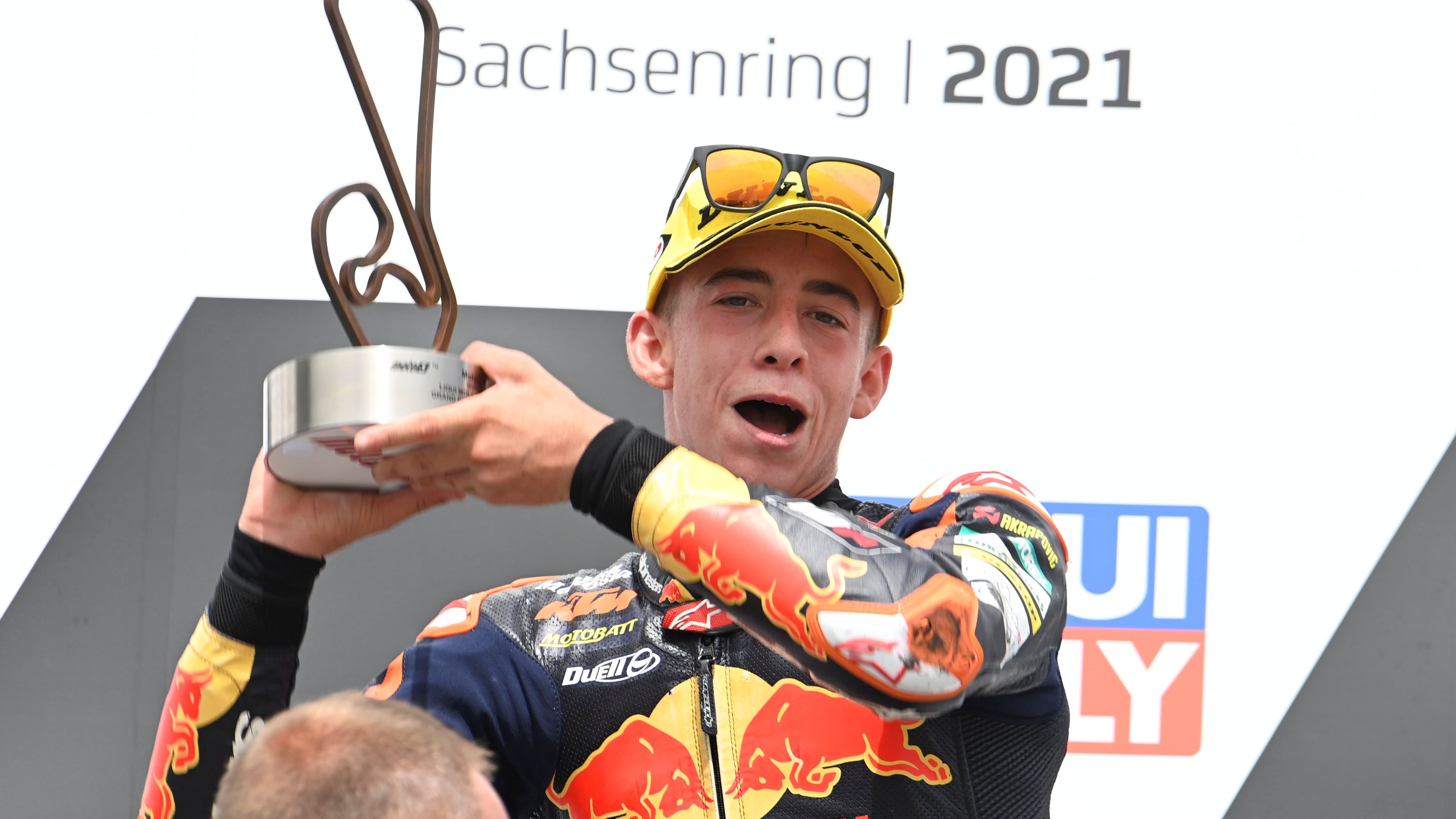 Pedro Acosta celebra su triunfo en Sachsenring, el cuarto del año