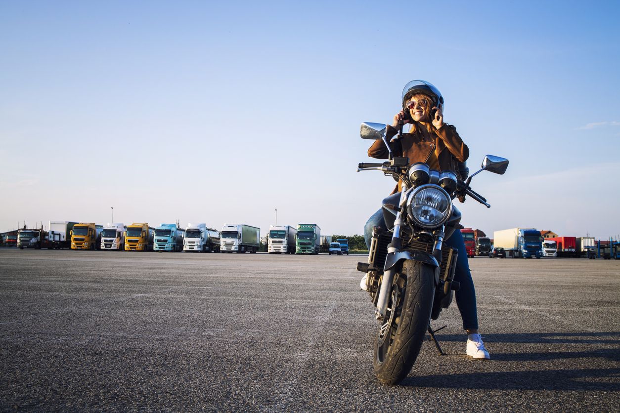 Motorista preparada para sacarse el carnet conducir. Fuente: iStock/Smederevac.