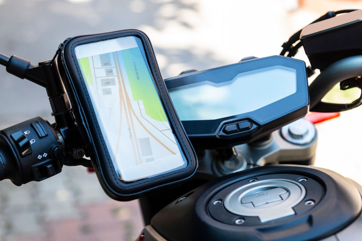 Imagen de una moto con GPS en el manillar. Fuente: iStock / ugurhan.