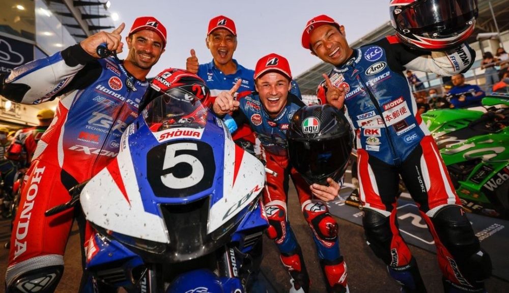 El F.C.C. TSR Honda festeja su victoria en Estoril El F.C.C. TSR Honda festeja su victoria en Estoril