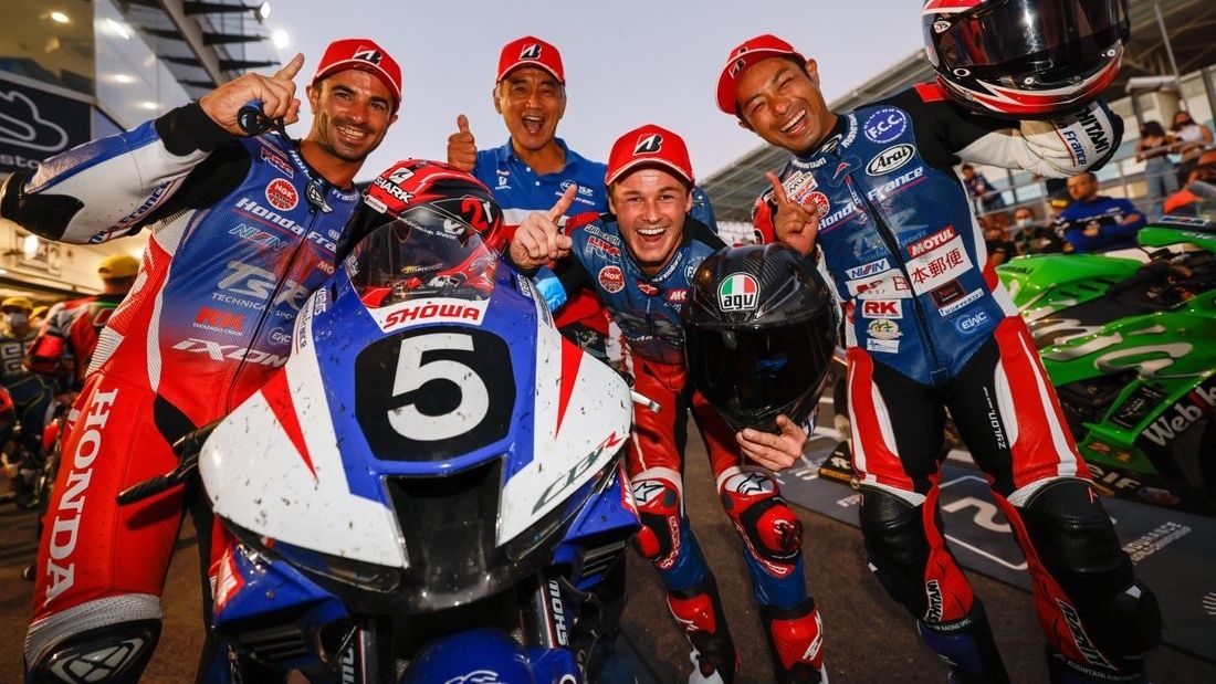 El F.C.C. TSR Honda festeja su victoria en Estoril