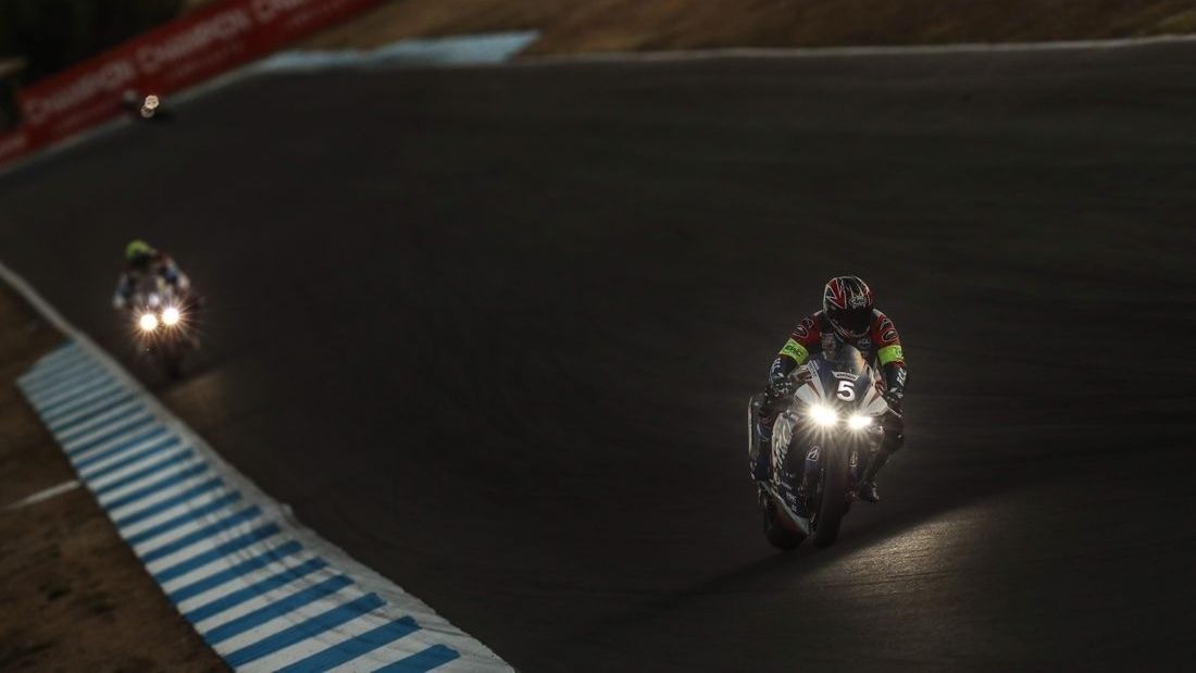 El TSR Honda entrando en la noche lusa