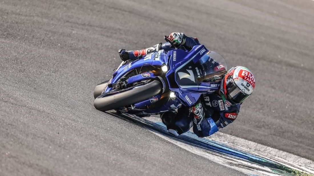 La Yamaha del YART apurando una curva
