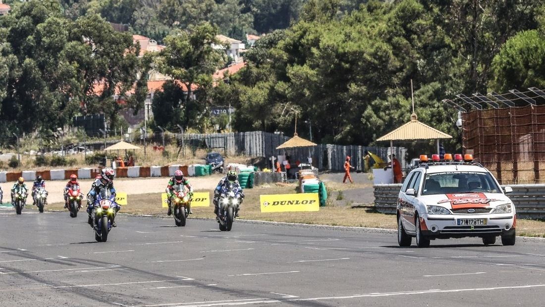 Las motos se agrupan tras el coche de seguridad