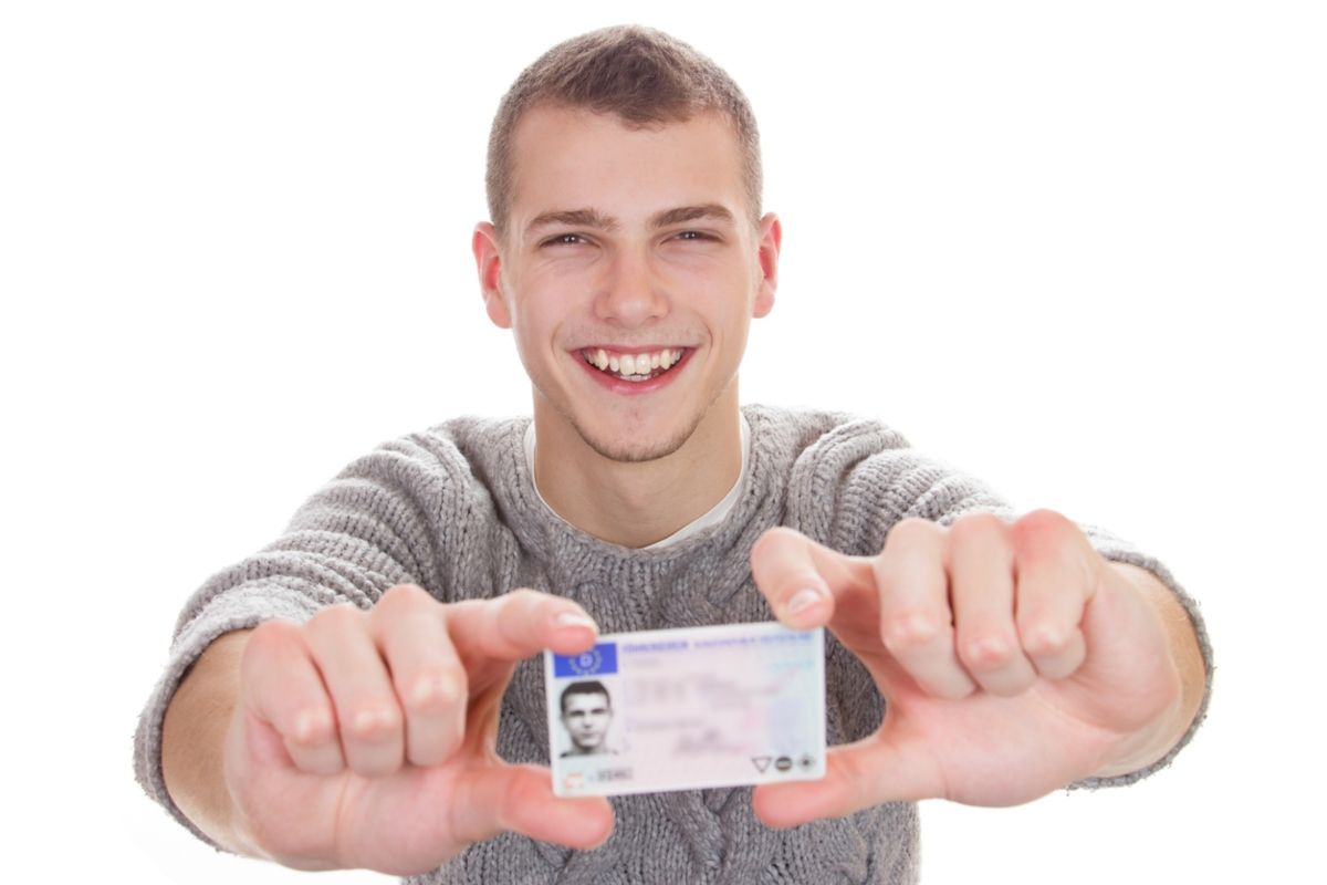 Joven mostrando el carnet de conducir, que ahora incluye los puntos. Fuente: iStock / CursedSenses.