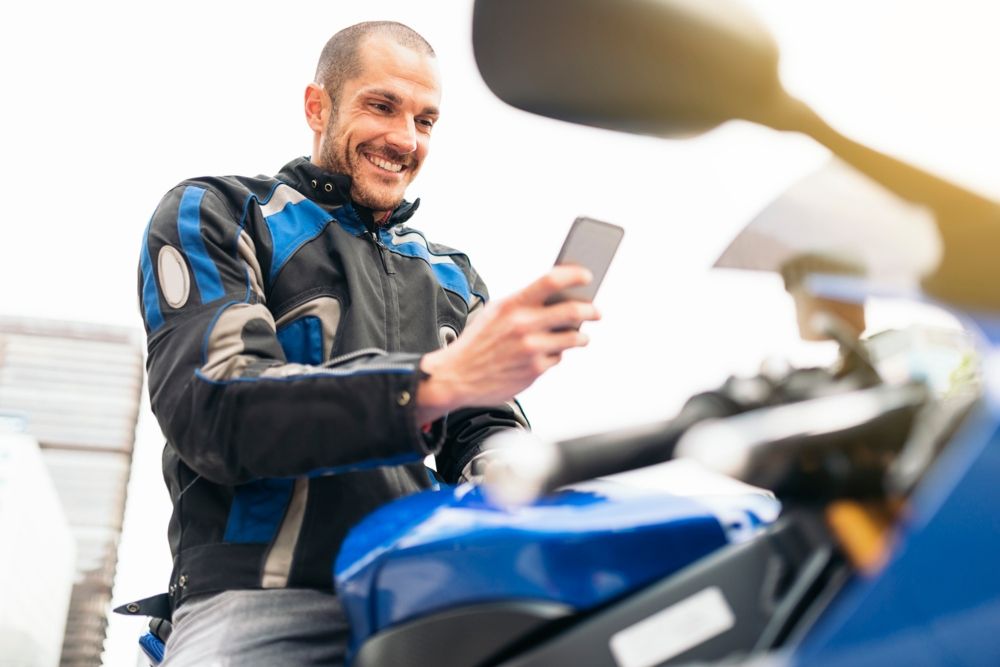 Mirando el móvil, algo que no se puede hacer en marcha o se pierden puntos. Fuente: iStock /santypa Mirando el móvil, algo que no se puede hacer en marcha o se pierden puntos. Fuente: iStock /santypa
