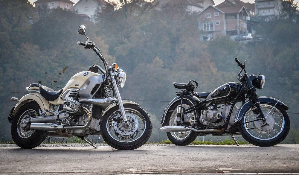 Dos generaciones de motos BMW. Fuente: iStock/Vladimir Mladenovic.
