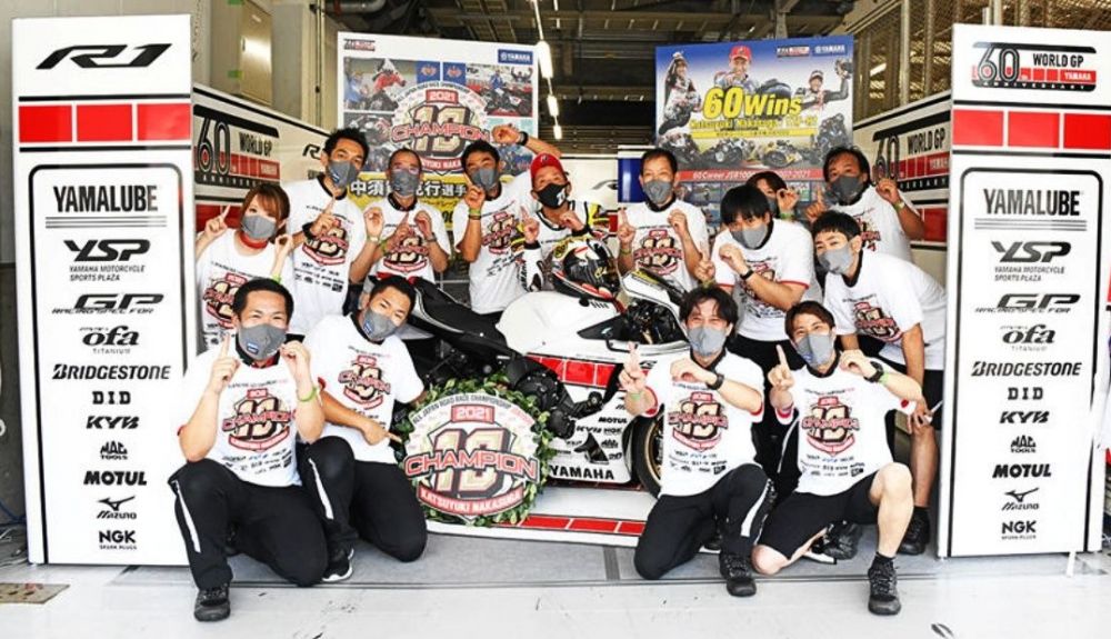 Yamaha y Katsuyuki Nakasuga festejan la consecución del título Yamaha y Katsuyuki Nakasuga festejan la consecución del título